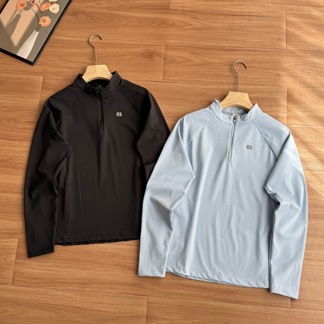 发120💰！秋冬新款克隆女款户外运动上衣露营半拉链长袖拉绒打底衫 ，新品高端修身版立领半拉链硅胶标 ，亲肤舒适易于打理！非常的简洁大气！无论什么年龄段穿起来都很大气。面料自带弹力，上身舒适度高，看似修身不紧身，无论家居还是户外首选款！简约的设计，延续户外经典，订制原版面料！独一无二！手感质感都是无敌的存在！高温固色！绝对不存在掉色的问题 面料采用进口Z定织定染全新面料，布面干净，布纹清晰，柔软舒适。釆用定染无色差。
环保进口材料硅胶标，立体美观。辅料三标齐全，原版货就这一波，女款必选。
颜色，黑色  浅蓝色 ，
尺码：插肩袖，修身版型。
M胸围108肩宽44袖长59.5衣长67（90-110斤左右穿）
L胸围112肩宽45.5袖长60衣长69（110-125斤左右穿）
XL胸围117肩宽47袖长61衣长71（125-140斤左右穿）
