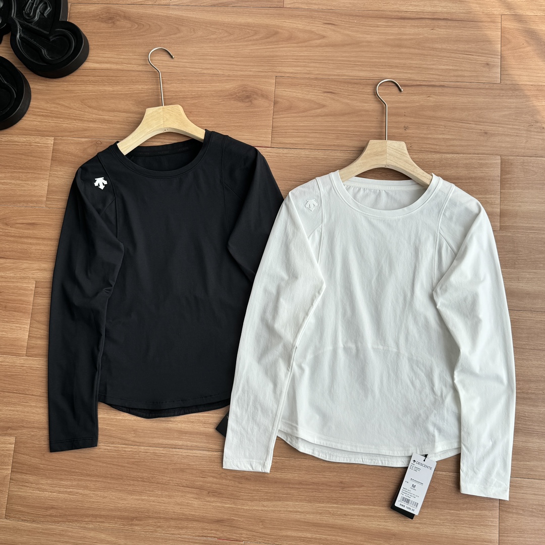 发95💰，迪家DUALIS系列女子针织商务休闲长袖T恤针织衫，整体采用高品质针织面料制做而成， 面料质感超柔软舒适 ，亲肤透气 闭眼入手即可， 一体织工艺制作的圆领运动套头衫。以人体肌肉线条为参照进行的设计 低调质感 易于穿搭 可单穿也能作为舒适内搭 质感凸显  版型修身  可单穿或叠搭穿着 适应多种场景
颜色：白色    黑色  
尺码：M-xxl

标准尺码对照表
尺码	身高	胸围	袖长(后中)	衣长(后中)	
M	165	88	76	56	
L	170	93	78	58	
XL	175	98	80	60	
2XL	180	103	81	61