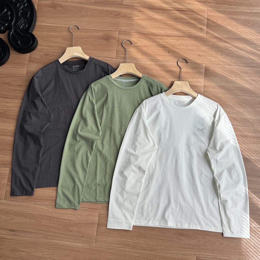 发90💰男款CORMAC CREW 圆领防晒速干长袖始祖鸟官网同步三色打底衫 重工绣花印花款 是一款高品质户外打底衫，其主要特点如下：
• 材质：由柔软、耐用的有机棉与高性能涤纶材料结合而成，兼具天然纤维的舒适感和合成纤维的功能性 。
• 设计：圆领设计，衣袖饰有图案，外观简约时尚。腋下插角布和微弹力设计，确保活动自如，能满足户外运动时的各种大幅度动作需求 。
• 透气性：具备良好的透气性能，能有效排出汗水和湿气，让皮肤保持干爽，穿着舒适。
颜色：黑色/石膏白/幽雾绿
尺码	S	M	T	XL XXL	
衣长	66	69	71	74   76
胸围	108	112	116	120 124
肩宽	48	49.5	51	52.5 54
袖长	58.5	60 61.5 62.5	63.5
身高	160	170	175 180 185