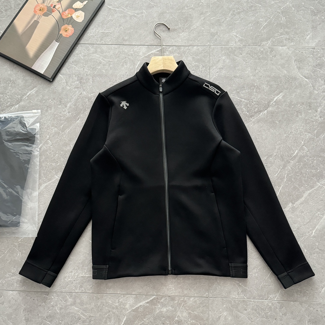 发195💰DST高尔夫男士舒适弹力夹克
空气层面料，手感舒适柔软，顺滑亲肤，内外纹理都很细腻，有重量感且不易粘身，有弹性同时具备速干性能。多场景穿着的运动型针织夹克。甄选质感三明治面料制作，面料采用DTY超细棉感材料和空间结构工艺，使得织物软糯细腻，弹力丰富。搭载流畅的修身版型裁剪，上身舒适贴合，挺阔有型。下摆双侧弹力LOGO橡筋拼接，平整服帖，给予舒适包裹 
➡️领口是小立领设计的哈，客供YKK拉链，拉合顺滑，穿脱方便，拉链头都是带logo的，细节感很好。
➡️侧身、衣袖全部都是立体剪裁，都是分区、分片独立裁剪的，工艺很有辨识度，全部都符合人体工学，穿着舒适度巨赞。
颜色：黑色
颜色：M  L  XL  XXL  3XL 


		M	L	XL	2XL	3XL
	身长	68	70	70	72	74
	胸围	52	54	56	58	60
	袖长	59	61	63	65	67
	尺码推荐：
125斤以内适合M       125–140斤适合L
140–160斤适合XL     160–180斤适合XXL
180–200斤适合3XL