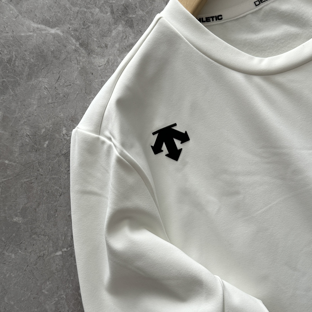 发115💰D25秋冬加绒新款!男士户外运动吸湿透气健康环保除菌长袖上衣!掌柜力荐!品相一级棒!男女都能穿!原版定制薄绒面料!手感细腻柔顺舒适!健康环保除菌!透气吸湿!上身就不想脱下的体验感!真的太赞了!工艺细节做的非常到位!二本针精心缝制!久穿不易变形!不起球不掉色!百搭不挑人!喜欢的别错过! 颜色:黑色,白色,藏青,褐色,深灰色 尺码m-3xl m衣长68胸围100肩宽43建议120-140斤 L衣长70胸围104肩宽45建议140-155斤 xl衣长72胸围108肩宽47建议155-170斤 2xl衣长74胸围112肩宽49建议170-185斤 3xl衣长76胸围116肩宽51建议185-200斤