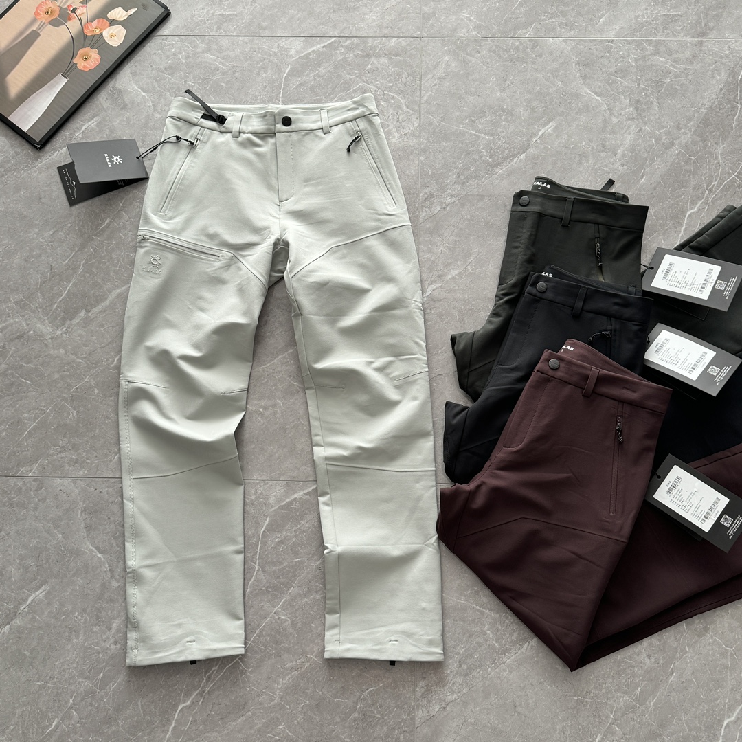 发!外贸公司货 026款 KAILAS凯了石T10-M软壳裤CORDURA耐磨户外运动防风登山徒步裤女 今天我要给你们种草一条神裤——凯了石T10-LT裤子, CORDURA轻量耐磨 合体0舒服版 🌟 不止快干,这些优点也让我疯狂心动! 轻薄透气:夏天穿也完全不会闷热,徒步一整天都清清爽爽~ 弹性面料:各种大幅度动作都能轻松驾驭,爬山涉水毫无压力! 版型超赞:修身显瘦,还能修饰腿型,拍照都不用P图! 🌟 适用场景超多,性价比炸裂! 徒步、登山、露营、旅行 各种户外活动都能穿! 日常通勤、逛街约会也完全OK,一条裤子搞定所有场合! 颜色 黑色 酒红 灰色 军绿色 侧长 97 98.4 99.8 101.2 腰围 75 79 83 87 臀围 90 94 98 102 横档 60 62.3 64.6 66.9 裤口 36 37 38 39 前浪 26 26.6 27.2 27.8 后浪 41 41.8 42.6 43.4