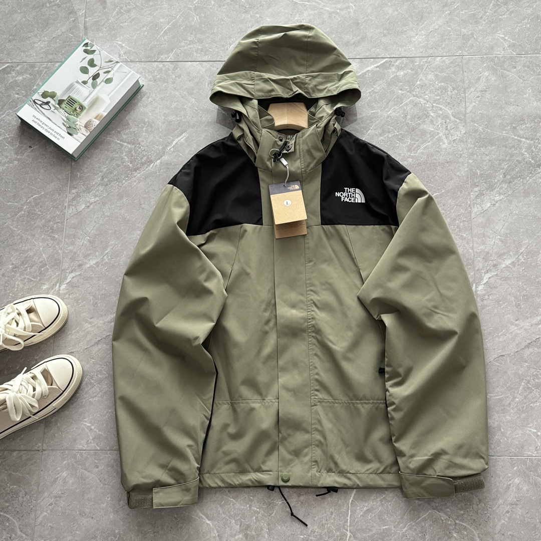 🔥🔥工厂福利🧧🧧发70💰 尺码全库存二百件,售完不补!TheNorthFace北面防风夹克户外冲锋衣男女休闲外套春,秋季新款
采用防水硬壳面料,户外、旅行、徒步都非常适合。
颜色:象牙白色、黑色、浅绿色、嫩粉色、焦糖色
成分:100%聚酯纤维
尺寸:L~3XL
L码:肩宽58cm-胸围126cm-衣长70cm-袖长64cm
XL码:肩宽60cm-胸围130cm-衣长72cm-袖长66cm
2XL码:肩宽62cm-胸围134cm-衣长74cm-袖长68cm
3XL码:肩宽64cm-胸围138cm-衣长76cm-袖长70cm
尺码推荐(舒适版型):
男生体重110-130斤选择L码,130-150斤以上选择XL码,150-170斤选择2XL码,170-190斤选择3XL码