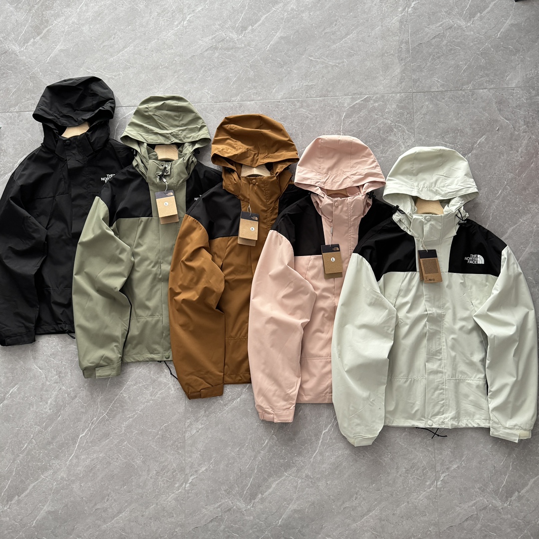 🔥🔥工厂福利🧧🧧发70💰 尺码全库存二百件,售完不补!TheNorthFace北面防风夹克户外冲锋衣男女休闲外套春,秋季新款
采用防水硬壳面料,户外、旅行、徒步都非常适合。
颜色:象牙白色、黑色、浅绿色、嫩粉色、焦糖色
成分:100%聚酯纤维
尺寸:L~3XL
L码:肩宽58cm-胸围126cm-衣长70cm-袖长64cm
XL码:肩宽60cm-胸围130cm-衣长72cm-袖长66cm
2XL码:肩宽62cm-胸围134cm-衣长74cm-袖长68cm
3XL码:肩宽64cm-胸围138cm-衣长76cm-袖长70cm
尺码推荐(舒适版型):
男生体重110-130斤选择L码,130-150斤以上选择XL码,150-170斤选择2XL码,170-190斤选择3XL码