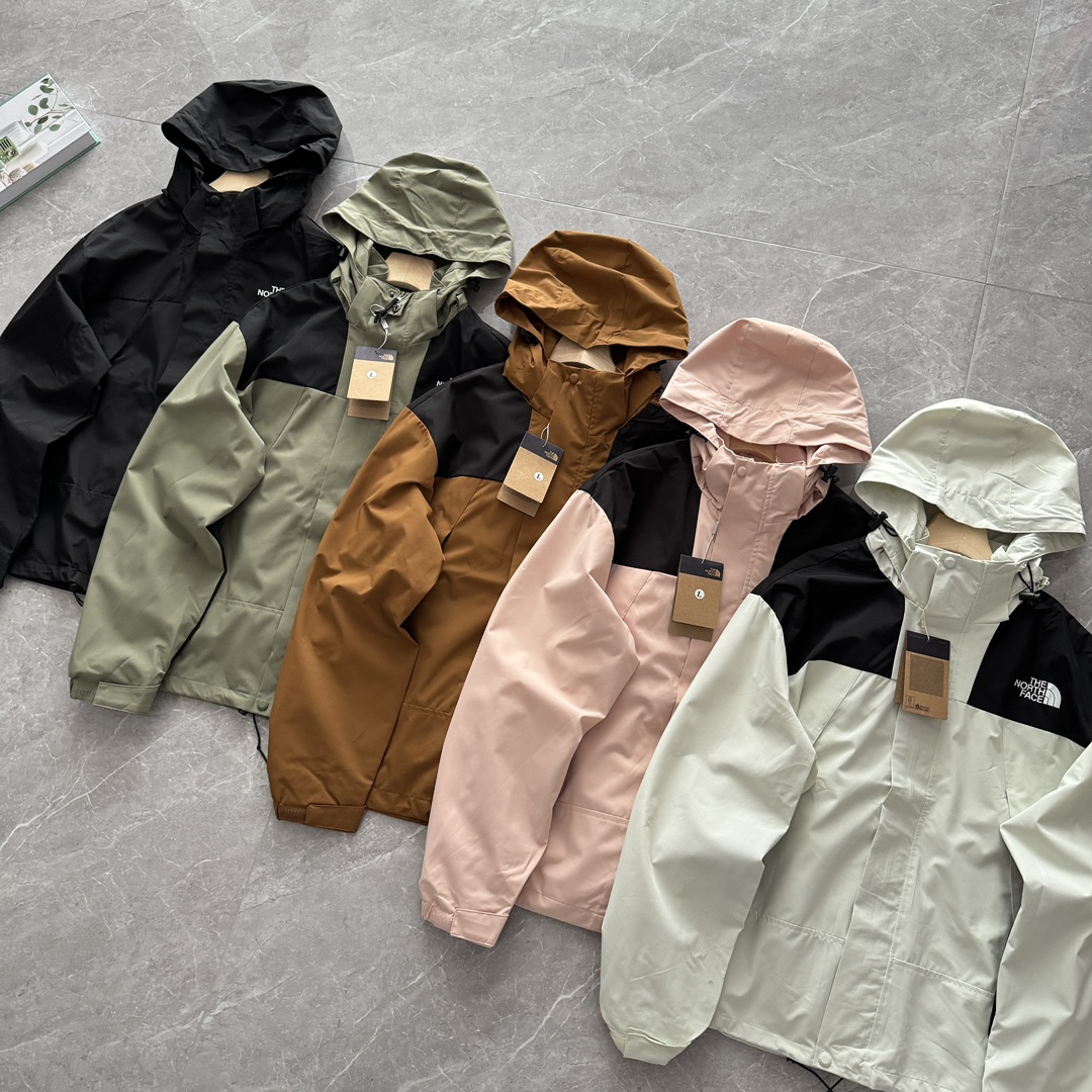 🔥🔥工厂福利🧧🧧发70💰 尺码全库存二百件,售完不补!TheNorthFace北面防风夹克户外冲锋衣男女休闲外套春,秋季新款
采用防水硬壳面料,户外、旅行、徒步都非常适合。
颜色:象牙白色、黑色、浅绿色、嫩粉色、焦糖色
成分:100%聚酯纤维
尺寸:L~3XL
L码:肩宽58cm-胸围126cm-衣长70cm-袖长64cm
XL码:肩宽60cm-胸围130cm-衣长72cm-袖长66cm
2XL码:肩宽62cm-胸围134cm-衣长74cm-袖长68cm
3XL码:肩宽64cm-胸围138cm-衣长76cm-袖长70cm
尺码推荐(舒适版型):
男生体重110-130斤选择L码,130-150斤以上选择XL码,150-170斤选择2XL码,170-190斤选择3XL码