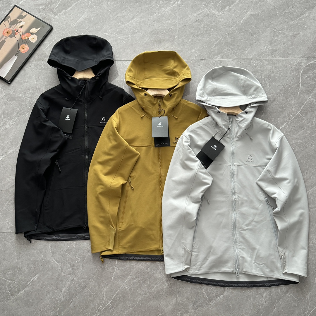 发235💰！KAILAS凯乐石 户外运动 男款M8连帽软壳外套 KG2439105，作为一名热衷于户外探险的爱好者，我穿着它经历了几次登山徒步活动，现在就来和大家说说我的亲身体验和感受，第一次穿上M8软壳衣，我就被它的轻盈感惊艳到了。穿在身上几乎感觉不到重量，就像第二层皮肤一样，让我在户外活动中自由自在，贴合肌肤：它的弹力面料紧贴肌肤，但不会造成压迫感，运动时也能保持良好的贴合度，不会有束缚感，透气干爽：在长时间的徒步和攀登过程中，M8软壳衣的透气性让我保持干爽，即使是大汗淋漓，也不会感觉闷热。户外登山徒步亲测感受，防风保暖：在一次山间的突如其来的寒风中，M8软壳衣的防风性能得到了充分验证。它有效地阻挡了寒风，让我在风雪中也能保持温暖。耐磨耐用：在穿越荆棘丛生的地带时，M8软壳衣的耐磨性让我印象深刻。它保护我的肌肤免受划伤，即使在复杂的地形中也能保持完好。
· 活动自如：3D风帽和弯袖设计，加上腋下的单片剪裁，让我在攀爬和穿越时活动更加自如，没有丝毫的限制感。
· 实用便捷：高开口袋设计非常实用，我能够快速地取放物品，而且弹力袖口的设计，让我在攀爬时更加方便，不用担心物品滑落。
🌟总结 KAILAS凯乐石M8软壳衣不仅给我带来了舒适安全的户外体验，还让我在自然的挑战中更加自信。它的性价比极高，无论是新手还是资深户外爱好者，都能从中获得超值的体验。如果你也想在户外活动中享受同样的舒适和便捷，M8软壳衣绝对值得一试！颜色  灰色  黑色  黄色
尺码  s-2xl
部位	S          M	      L      xL      xxl
后衣长	69.6	71.3	73	   74.7	76.4	
胸围	106	110	114	118	122	
下摆	102	106	110	114	118	
肩宽	45.6	46.8	48	49.2	50.4	
袖长	58	59	60	61	62	
袖肥	47	48.5	50	51.5	53	
袖口	21	22	23	24	25