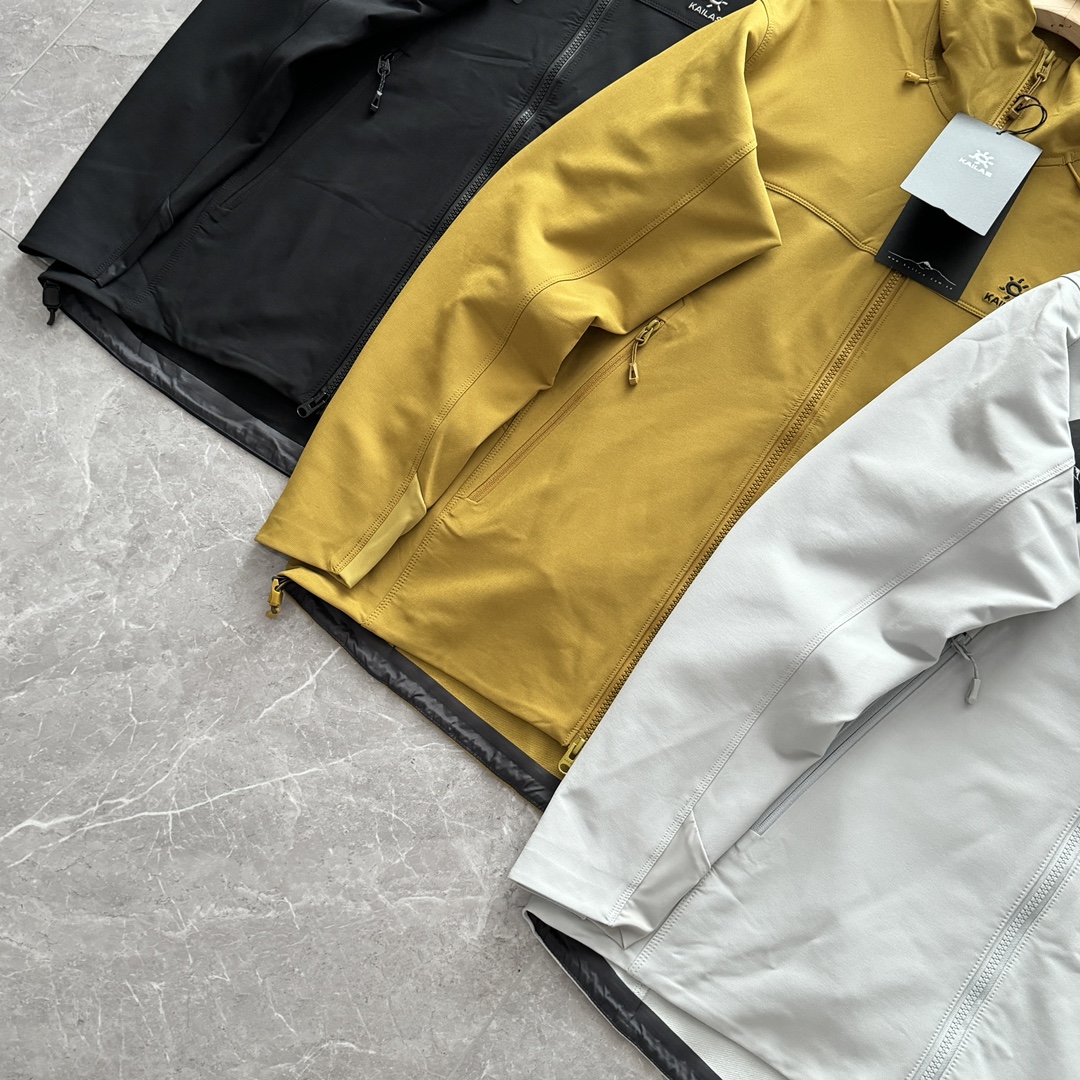 发!KAILAS凯乐石 户外运动 男款M8连帽软壳外套 KG2439105,作为一名热衷于户外探险的爱好者,我穿着它经历了几次登山徒步活动,现在就来和大家说说我的亲身体验和感受,第一次穿上M8软壳衣,我就被它的轻盈感惊艳到了.穿在身上几乎感觉不到重量,就像第二层皮肤一样,让我在户外活动中自由自在,贴合肌肤:它的弹力面料紧贴肌肤,但不会造成压迫感,运动时也能保持良好的贴合度,不会有束缚感,透气干爽:在长时间的徒步和攀登过程中,M8软壳衣的透气性让我保持干爽,即使是大汗淋漓,也不会感觉闷热.户外登山徒步亲测感受,防风保暖:在一次山间的突如其来的寒风中,M8软壳衣的防风性能得到了充分验证.它有效地阻挡了寒风,让我在风雪中也能保持温暖.耐磨耐用:在穿越荆棘丛生的地带时,M8软壳衣的耐磨性让我印象深刻.它保护我的肌肤免受划伤,即使在复杂的地形中也能保持完好. · 活动自如:3D风帽和弯袖设计,加上腋下的单片剪裁,让我在攀爬和穿越时活动更加自如,没有丝毫的限制感. · 实用便捷:高开口袋设计非常实用,我能够快速地取放物品,而且弹力袖口的设计,让我在攀爬时更加方便,不用担心物品滑落. 🌟总结 KAILAS凯乐石M8软壳衣不仅给我带来了舒适安全的户外体验,还让我在自然的挑战中更加自信.它的性价比极高,无论是新手还是资深户外爱好者,都能从中获得超值的体验.如果你也想在户外活动中享受同样的舒适和便捷,M8软壳衣绝对值得一试!颜色 灰色 黑色 黄色 部位 S M L xL xxl 后衣长 69.6 71.3 73 74.7 76.4 胸围 106 110 114 118 122 下摆 102 106 110 114 118 肩宽 45.6 46.8 48 49.2 50.4 袖长 58 59 60 61 62 袖肥 47 48.5 50 51.5 53 袖口 21 22 23 24 25