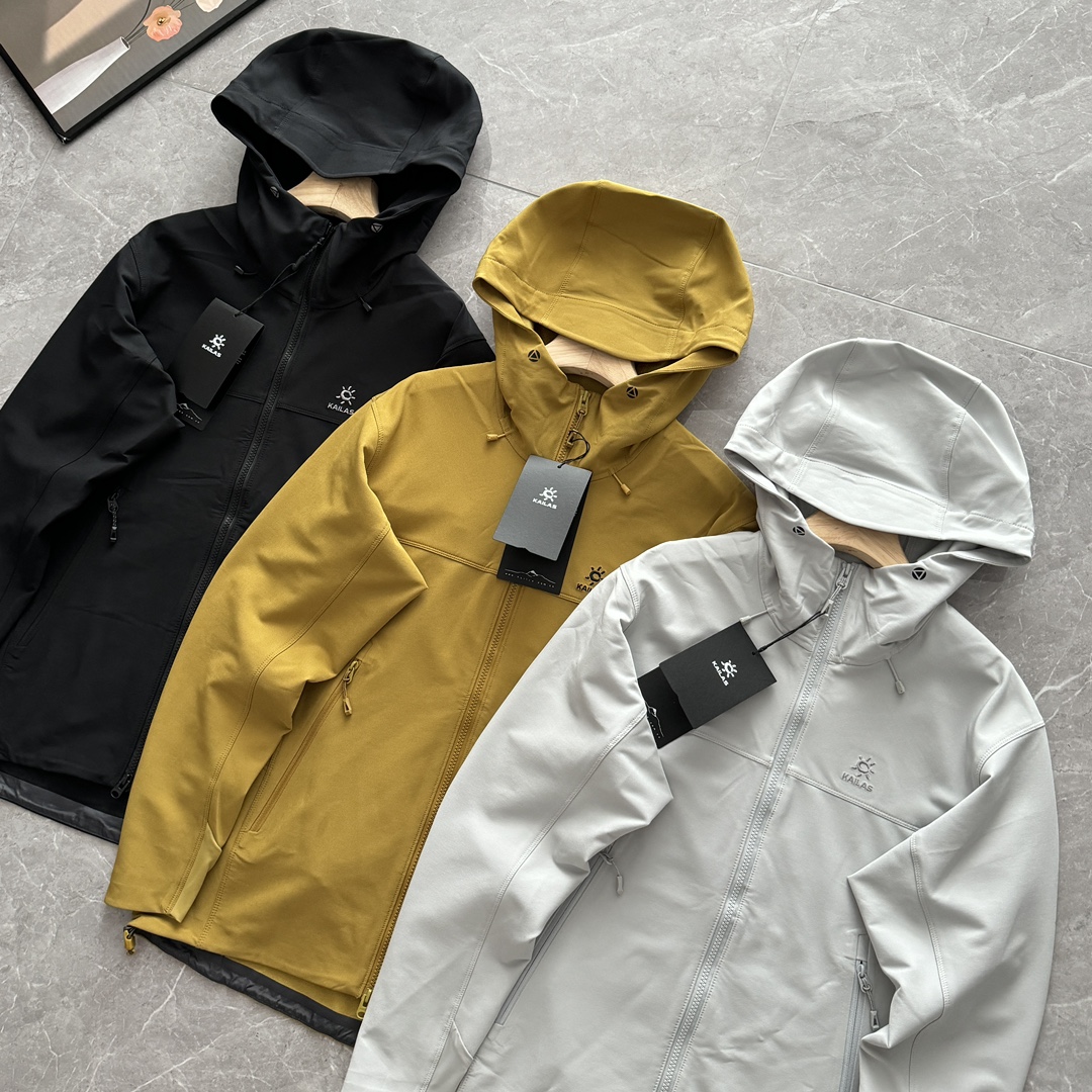 发!KAILAS凯乐石 户外运动 男款M8连帽软壳外套 KG2439105,作为一名热衷于户外探险的爱好者,我穿着它经历了几次登山徒步活动,现在就来和大家说说我的亲身体验和感受,第一次穿上M8软壳衣,我就被它的轻盈感惊艳到了.穿在身上几乎感觉不到重量,就像第二层皮肤一样,让我在户外活动中自由自在,贴合肌肤:它的弹力面料紧贴肌肤,但不会造成压迫感,运动时也能保持良好的贴合度,不会有束缚感,透气干爽:在长时间的徒步和攀登过程中,M8软壳衣的透气性让我保持干爽,即使是大汗淋漓,也不会感觉闷热.户外登山徒步亲测感受,防风保暖:在一次山间的突如其来的寒风中,M8软壳衣的防风性能得到了充分验证.它有效地阻挡了寒风,让我在风雪中也能保持温暖.耐磨耐用:在穿越荆棘丛生的地带时,M8软壳衣的耐磨性让我印象深刻.它保护我的肌肤免受划伤,即使在复杂的地形中也能保持完好. · 活动自如:3D风帽和弯袖设计,加上腋下的单片剪裁,让我在攀爬和穿越时活动更加自如,没有丝毫的限制感. · 实用便捷:高开口袋设计非常实用,我能够快速地取放物品,而且弹力袖口的设计,让我在攀爬时更加方便,不用担心物品滑落. 🌟总结 KAILAS凯乐石M8软壳衣不仅给我带来了舒适安全的户外体验,还让我在自然的挑战中更加自信.它的性价比极高,无论是新手还是资深户外爱好者,都能从中获得超值的体验.如果你也想在户外活动中享受同样的舒适和便捷,M8软壳衣绝对值得一试!颜色 灰色 黑色 黄色 部位 S M L xL xxl 后衣长 69.6 71.3 73 74.7 76.4 胸围 106 110 114 118 122 下摆 102 106 110 114 118 肩宽 45.6 46.8 48 49.2 50.4 袖长 58 59 60 61 62 袖肥 47 48.5 50 51.5 53 袖口 21 22 23 24 25