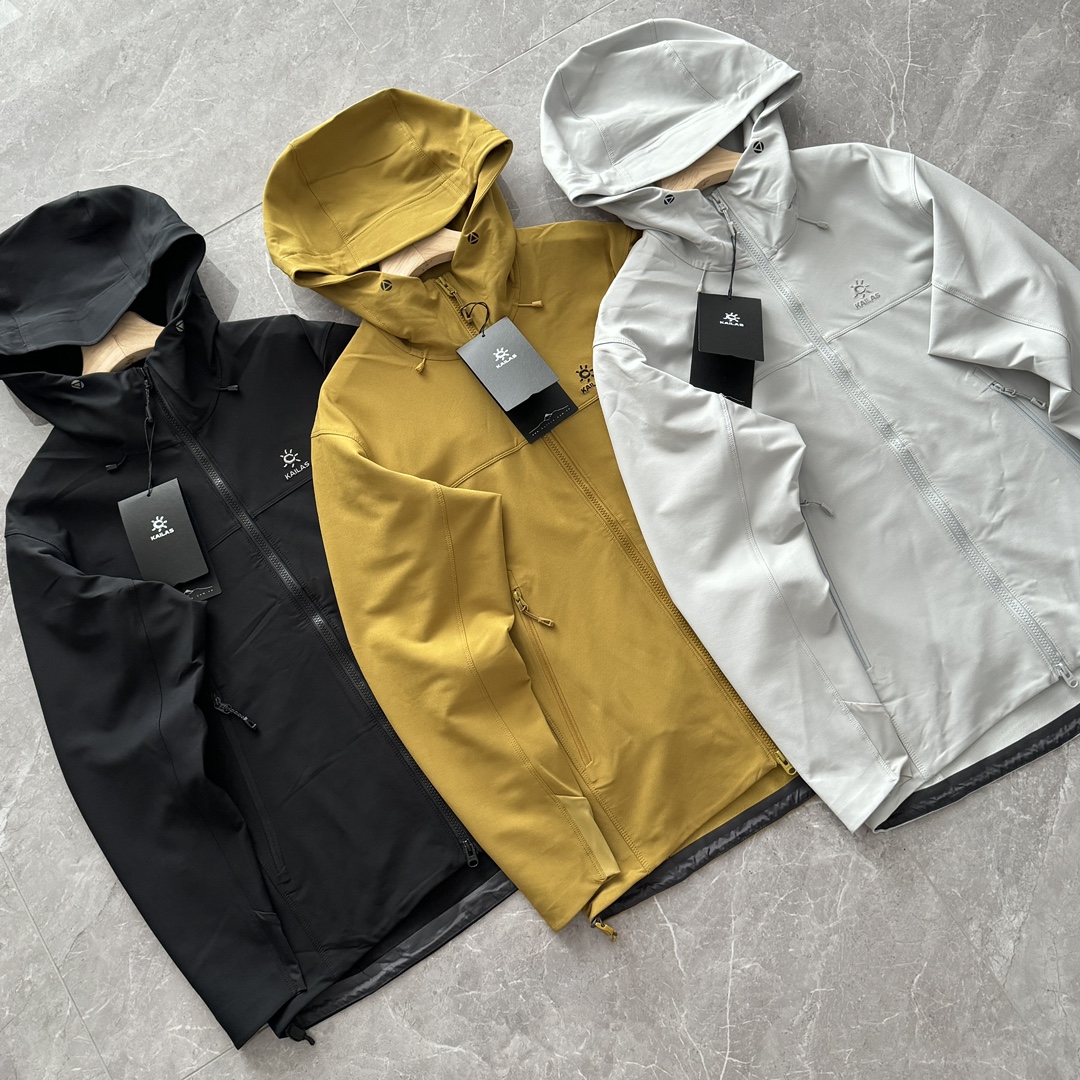 发!KAILAS凯乐石 户外运动 男款M8连帽软壳外套 KG2439105,作为一名热衷于户外探险的爱好者,我穿着它经历了几次登山徒步活动,现在就来和大家说说我的亲身体验和感受,第一次穿上M8软壳衣,我就被它的轻盈感惊艳到了.穿在身上几乎感觉不到重量,就像第二层皮肤一样,让我在户外活动中自由自在,贴合肌肤:它的弹力面料紧贴肌肤,但不会造成压迫感,运动时也能保持良好的贴合度,不会有束缚感,透气干爽:在长时间的徒步和攀登过程中,M8软壳衣的透气性让我保持干爽,即使是大汗淋漓,也不会感觉闷热.户外登山徒步亲测感受,防风保暖:在一次山间的突如其来的寒风中,M8软壳衣的防风性能得到了充分验证.它有效地阻挡了寒风,让我在风雪中也能保持温暖.耐磨耐用:在穿越荆棘丛生的地带时,M8软壳衣的耐磨性让我印象深刻.它保护我的肌肤免受划伤,即使在复杂的地形中也能保持完好. · 活动自如:3D风帽和弯袖设计,加上腋下的单片剪裁,让我在攀爬和穿越时活动更加自如,没有丝毫的限制感. · 实用便捷:高开口袋设计非常实用,我能够快速地取放物品,而且弹力袖口的设计,让我在攀爬时更加方便,不用担心物品滑落. 🌟总结 KAILAS凯乐石M8软壳衣不仅给我带来了舒适安全的户外体验,还让我在自然的挑战中更加自信.它的性价比极高,无论是新手还是资深户外爱好者,都能从中获得超值的体验.如果你也想在户外活动中享受同样的舒适和便捷,M8软壳衣绝对值得一试!颜色 灰色 黑色 黄色 部位 S M L xL xxl 后衣长 69.6 71.3 73 74.7 76.4 胸围 106 110 114 118 122 下摆 102 106 110 114 118 肩宽 45.6 46.8 48 49.2 50.4 袖长 58 59 60 61 62 袖肥 47 48.5 50 51.5 53 袖口 21 22 23 24 25