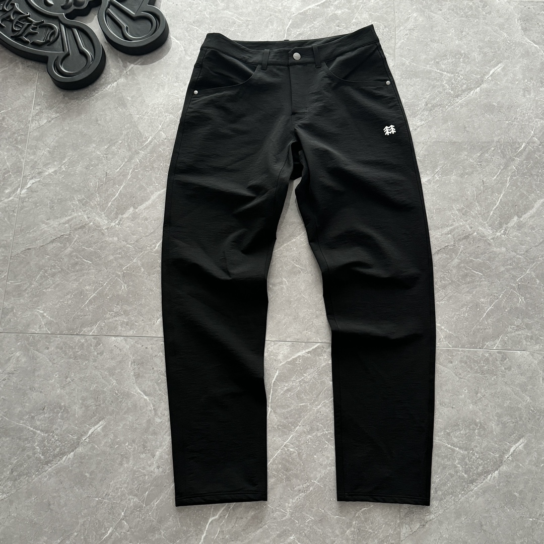 发95💰！特价福利！秋季男士长裤吸湿速干抗菌户外运动休闲裤防蚊裤空调跑步健身弹力长裤运动裤男女 秋季男士长裤吸湿速干Kang菌户外运动休闲裤！大身采用轻盈面料，更适合春夏季节户外穿着。以及插袋口的压胶工艺，呈现干净简洁的外观！全新的ACTIVE-S立体版型，满足户外运动的舒适性及活动性需求。多口袋配有拉链设计，为随身物品提供an全的收纳空间口袋。适合徒步、登山等户外运动时穿着的长裤，吸湿速干。

颜色：黑色

尺码：M-3XL

因手工测量方式不同，可能存在1-2厘米误差。
尺码	身高	体重	腰围	裤长	臀围	
M	165	100-125	78	102	99	
170	125-145	83	103	103	
XL	175	145-165	86	104	107	
2XL	180	165 -185	89	105	111	
3XL	185	185- 205	92	106	115