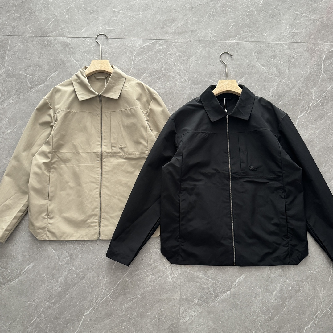 发180💰！【王一博同款】LACOSTE法国鳄鱼男装防泼水衬衫外套CH7191
   本品领口采用翻领拉链门襟设计 左胸饰有鳄鱼logo标识 胸前拉链口袋 正面两侧设有拉链侧袋 袖口采用按扣设计方便调节 下摆两侧边斜角个性化设计 特显气质 内里绗缝压胶设计 防水性能好 上身效果时尚简约 适合各种场合穿着
颜色：蓝黑色 雾霾灰 尺码：M- L- XL- XXL
     肩宽 胸围 袖长 衣长
   M 50   118  60   66
   L  51   122  61    68
  XL 52   126  62   69
XXL 53   130  63   70