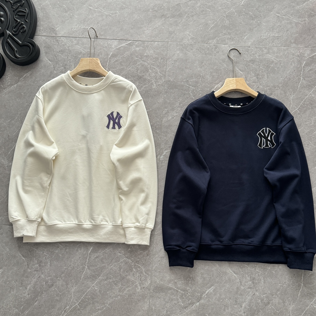 发135💰！新款腰果花圆领卫衣情侣款宽松OS版型高街奢潮学院风男女外套纯棉打底 新款腰果花圆领卫衣三标齐全，四联吊卡，吊牌可以扫码验证，一衣一码！原厂包装！领口压条保证舒适性！高端品质2025情侣圆领卫衣高端品质 专柜1：1同步发售 ，醉大穿到200斤！面料采用380克纯棉毛圈，上身亲肤舒适且不起球不变形， 胸前精密刺绣包括后背印花点缀，觉不放过一处细节，质量没得说。全部无滤镜实拍 质量玩全有保障 男女情侣款百搭必备经典 细节自观 出入专柜无压力男女情侣款宽松版型区别市面版本，随意对比！
颜色 奶油色 藏青
尺码：S-2XL
手工测量会有1-2cm误差，仅供参考
尺码	衣长	肩宽	胸围	袖长	推荐体重	
S	67.5	51.5	116	59	建议120以内	
M	70	53	118	60	建议140以内	
L	72.5	54.5	122	61	建议160以内	
XL	75	56	126	62	建议180以内	
XXL	77.5	57.5	128	63	建议200以内