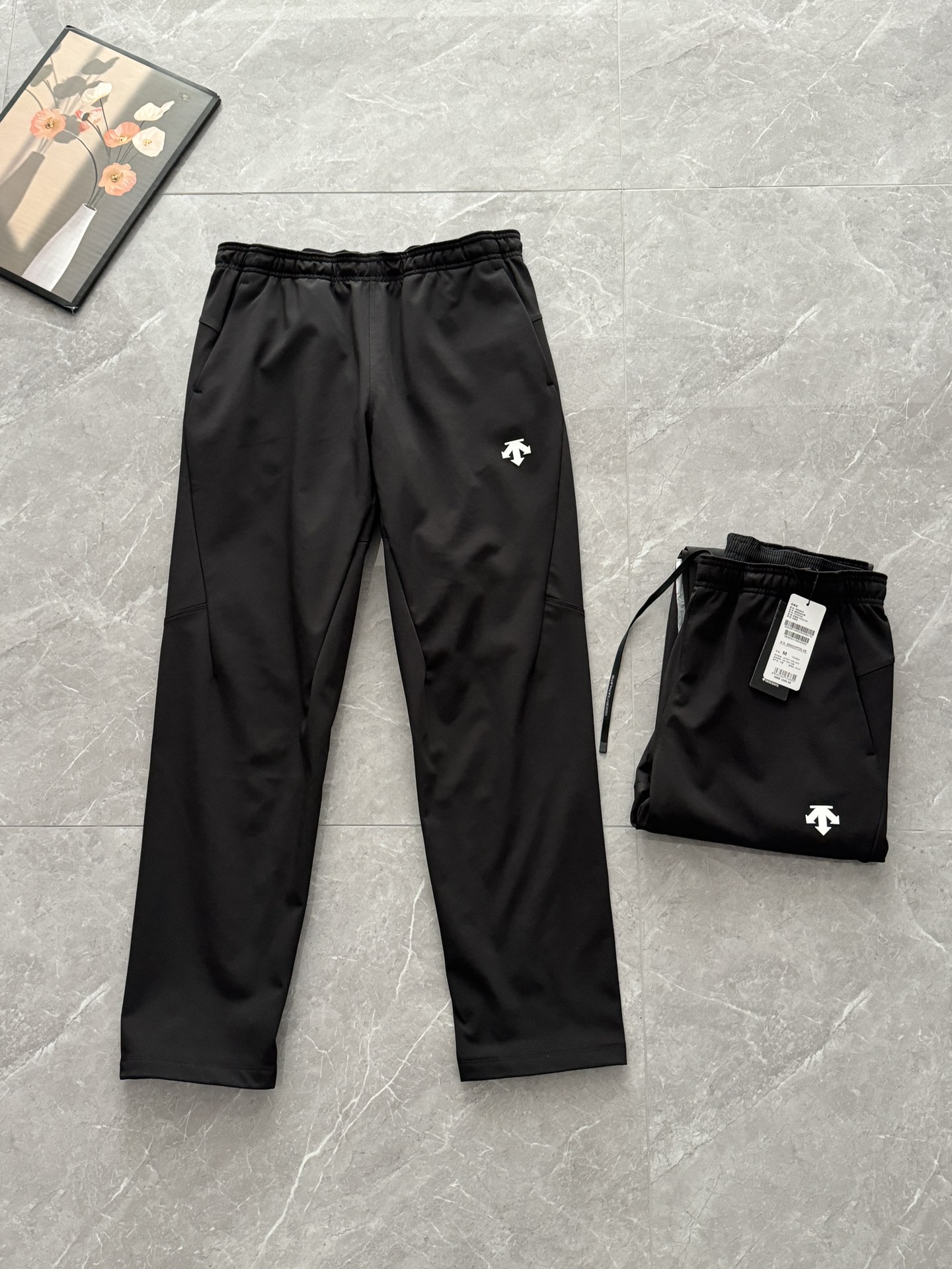 💰240
DESCENTE迪桑特训练运动健身男士加绒防水透湿保暖梭织加厚运动长裤 
现货！T20超细尼龙纤维，布面做了纳米防水，和超细摇粒复合，更亲肤保暖，透气不闷热，迪桑特品牌特性不用多说，官网同步。无静电，复刻爆款，梭织运动长裤经典TRAINING系列梭织运动长裤。面料表面挺阔，内里厚绒加持，亲肤保暖的同时，具有防水透湿功能性。对称拉链口袋设计，兼具储物功能性与整体设计感，细节完美！

           M          L          XL        XXL     XXXL
裤长     98        100      102        104       104
腰围     78         82         86         90        94
臀围     110       114       118        122       126
身高     170       175      180       185        190
体重     140       160      180       200     200+

冬季防泼水加绒复合立体剪裁运动商务休闲裤
颜色：黑色
尺码：M L XL XXL XXXL 
M适合120-140斤
L适合140-155斤
XL适合155-170斤
XXL适合170-190斤
XXXL适合190-210斤