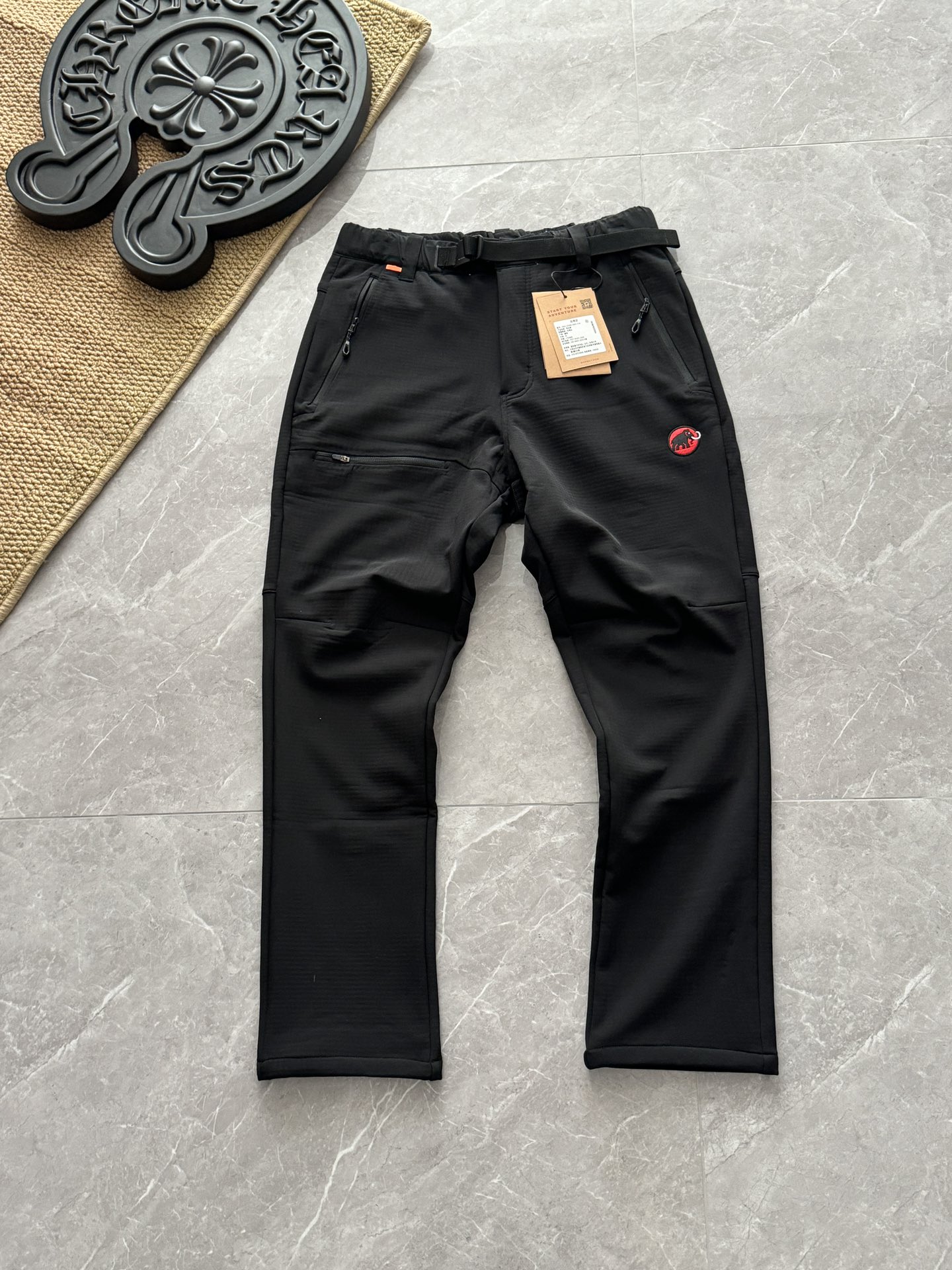 💰255
MAMMUT猛犸象🦣加绒软壳裤红标 男士防风防泼水软壳户外徒步休闲运动裤 男女情侣款登山防风保暖 加绒软壳裤红标 男士防风防泼水全部性能·采用功能性3层软壳材料制成,防风,可有效抵御风和天气·衬里由柔软的抓绒制成,能在寒冷条件下保持温暖·带按扣的隐藏式门襟.自带腰带·2个带拉链的开口口袋·无PFC耐久(DWR)处理·两侧的两个通风拉链,可即时调节温度,带隐藏式拉链的后座口袋·BlueSign生态环保认证商品亮点无氟保暖防风
颜色:黑色
尺码:M-XXL
M腰围松紧80臀围104裤长100
建议110-135斤
L腰围松紧82臀围108裤长102
建议135-155斤
XL腰围松紧84臀围112裤长104
建议155-175斤
XXL腰围松紧86臀围116裤长104
建议175-200斤