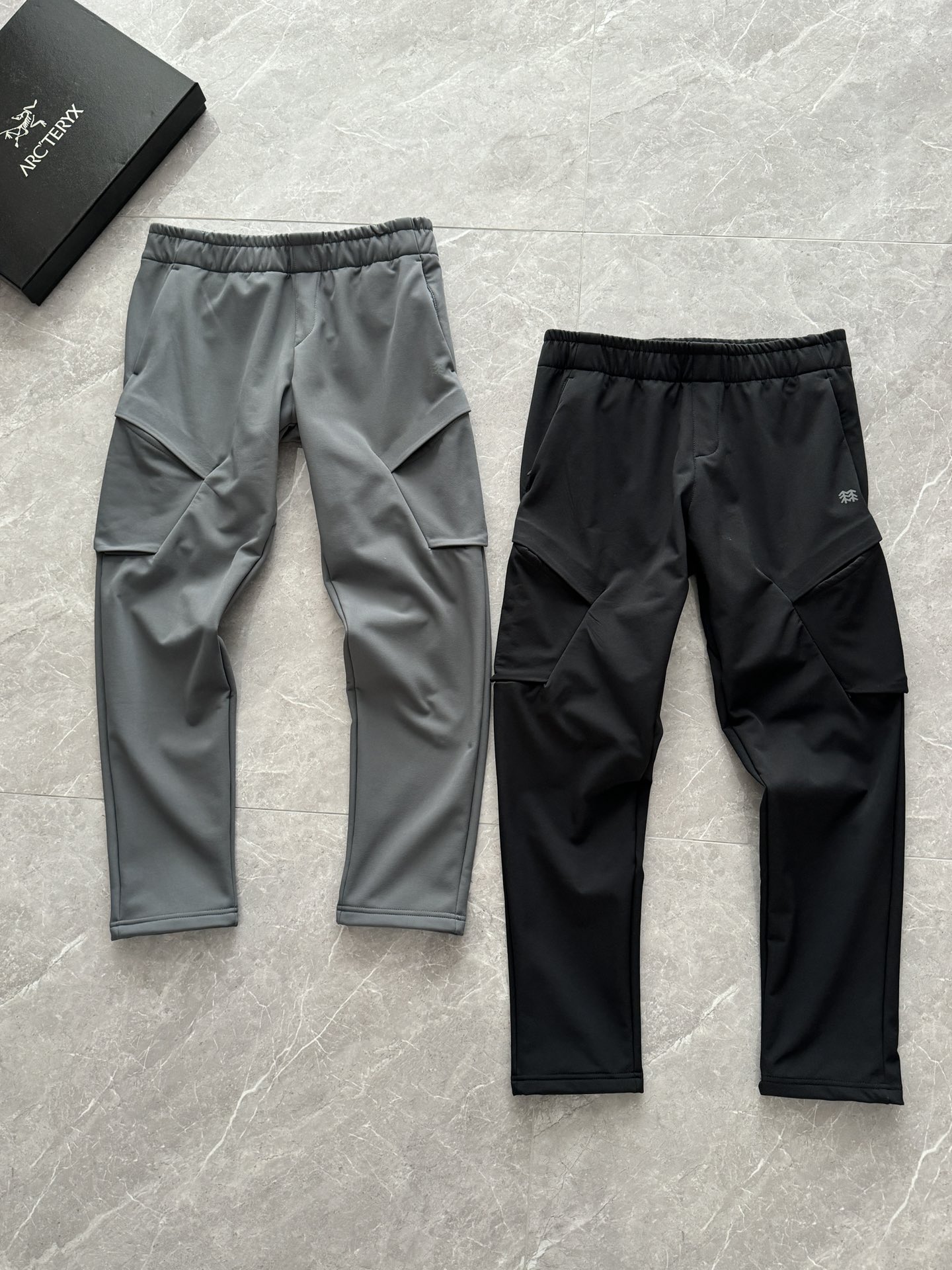 💰235
KOLON可隆男士运动休闲软壳裤|轻运动穿搭新选择 品质之选,舒适与型格兼备告别传统束缚!可隆软壳裤以立体剪裁+弹性面料打造,松紧腰头设计包容不同身形,运动、通勤、出游皆能轻松驾驭。灰黑双色可选,高级低饱和度配色适配多种风格,拼接细节提升整体层次感,简约中透出不凡品味。
🔥 实用细节,解锁多场景穿搭
防风软壳材质,微凉天气也能保持体感温度
裤身利落线条修饰腿型,侧边拼接设计增强活动自由度低调的品牌标识点缀,细节彰显质感,搭配运动鞋/休闲鞋皆出彩,可隆软壳裤 #男士穿搭 #运动休闲风 #品质生活
颜色 灰色 黑色
尺码 m-xxl
M L xL XXL
裤长 99 101 103 105
臀围 54 56 58 60
腰围 38 40 42 44