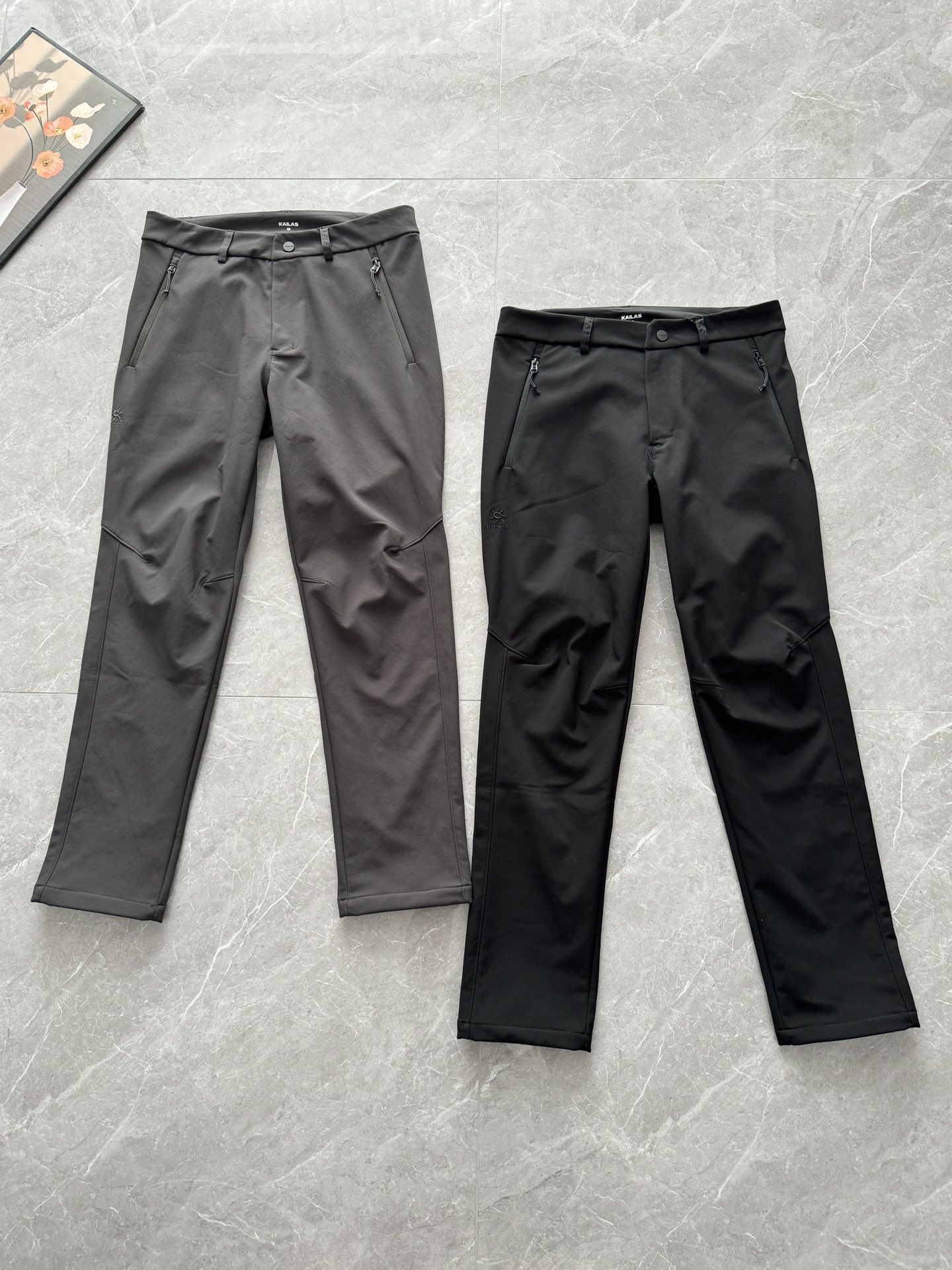 💰240
KAILAS凯乐石秋冬新款GTX软壳裤，仿佛是大自然的守护者，为您的户外运动保驾护航。它的存在，不仅仅是保暖防风，更是对舒适与品质的极致追求。在寒冷的季节里，KAILAS石墨脱GTX软壳裤是您户外活动的得力助手。
它采用先进的防风技术，有效阻挡寒风侵袭，让您在户外活动中感受到温暖如春的舒适感。此外，裤子内里加绒设计，进一步提升了保暖效果，即使在严寒的天气里，也能让您感到温暖如夏。
这款软壳裤不仅注重保暖防风，还特别注重透气性。它采用独特的透汽技术，帮助您在运动中排汗散热，保持干爽舒适。无论是在山地徒步、滑雪还是露营等户外活动中，您都能感受到它的卓越性能。

此外，KAILAS石墨脱GTX软壳裤的立体膝位设计更是巧妙绝伦。这一设计能够更好地适应您在运动中的各种动作，为膝盖提供更好的保护和支持。同时，双侧拉链口袋的设计也让您在户外活动中更加方便地存放物品。

值得一提的是，这款软壳裤还采用除静电材质，有效避免了在户外活动中因静电带来的不便。这使得它在寒冷的冬季里更加实用和贴心。
KAILAS凯乐石GTX软壳裤是您户外活动的最佳伙伴。它以其卓越的保暖防风、透汽排汗、立体膝位设计和双侧拉链口袋等特性，为您的户外活动带来无尽的便利和舒适。在这个冬季里，让它成为您不可或缺的装备吧！

颜色：黑色  灰色
尺码：m~3xl

尺码	裤长	臀围	腰围	
M	101	51.5	83	
L	102.5	53.5	86.5	
XL	104	55.5	90	
2XL	105.5	57.5	93	
3XL	107	59.5	96