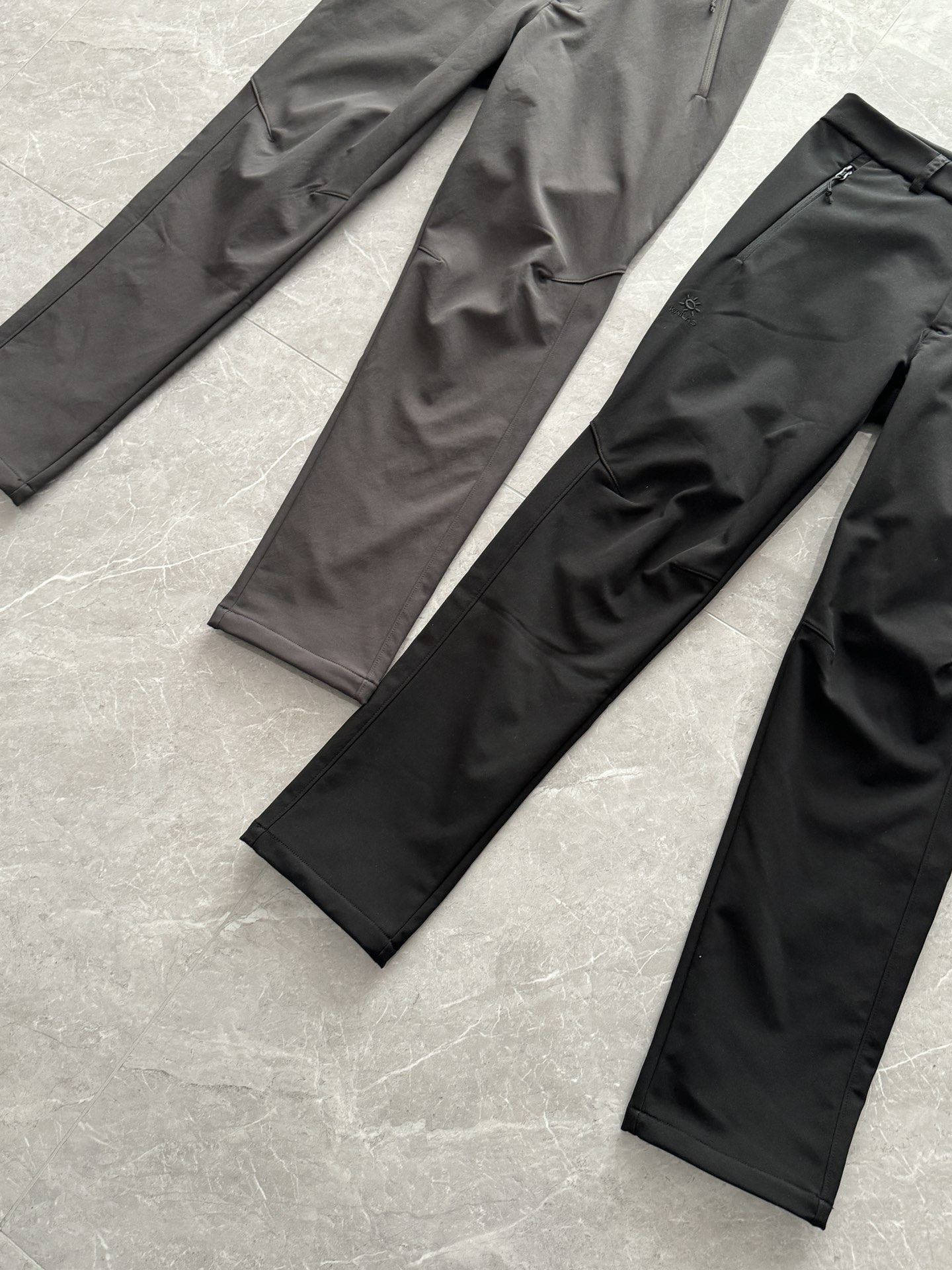 💰240
KAILAS凯乐石秋冬新款GTX软壳裤，仿佛是大自然的守护者，为您的户外运动保驾护航。它的存在，不仅仅是保暖防风，更是对舒适与品质的极致追求。在寒冷的季节里，KAILAS石墨脱GTX软壳裤是您户外活动的得力助手。
它采用先进的防风技术，有效阻挡寒风侵袭，让您在户外活动中感受到温暖如春的舒适感。此外，裤子内里加绒设计，进一步提升了保暖效果，即使在严寒的天气里，也能让您感到温暖如夏。
这款软壳裤不仅注重保暖防风，还特别注重透气性。它采用独特的透汽技术，帮助您在运动中排汗散热，保持干爽舒适。无论是在山地徒步、滑雪还是露营等户外活动中，您都能感受到它的卓越性能。

此外，KAILAS石墨脱GTX软壳裤的立体膝位设计更是巧妙绝伦。这一设计能够更好地适应您在运动中的各种动作，为膝盖提供更好的保护和支持。同时，双侧拉链口袋的设计也让您在户外活动中更加方便地存放物品。

值得一提的是，这款软壳裤还采用除静电材质，有效避免了在户外活动中因静电带来的不便。这使得它在寒冷的冬季里更加实用和贴心。
KAILAS凯乐石GTX软壳裤是您户外活动的最佳伙伴。它以其卓越的保暖防风、透汽排汗、立体膝位设计和双侧拉链口袋等特性，为您的户外活动带来无尽的便利和舒适。在这个冬季里，让它成为您不可或缺的装备吧！

颜色：黑色  灰色
尺码：m~3xl

尺码	裤长	臀围	腰围	
M	101	51.5	83	
L	102.5	53.5	86.5	
XL	104	55.5	90	
2XL	105.5	57.5	93	
3XL	107	59.5	96