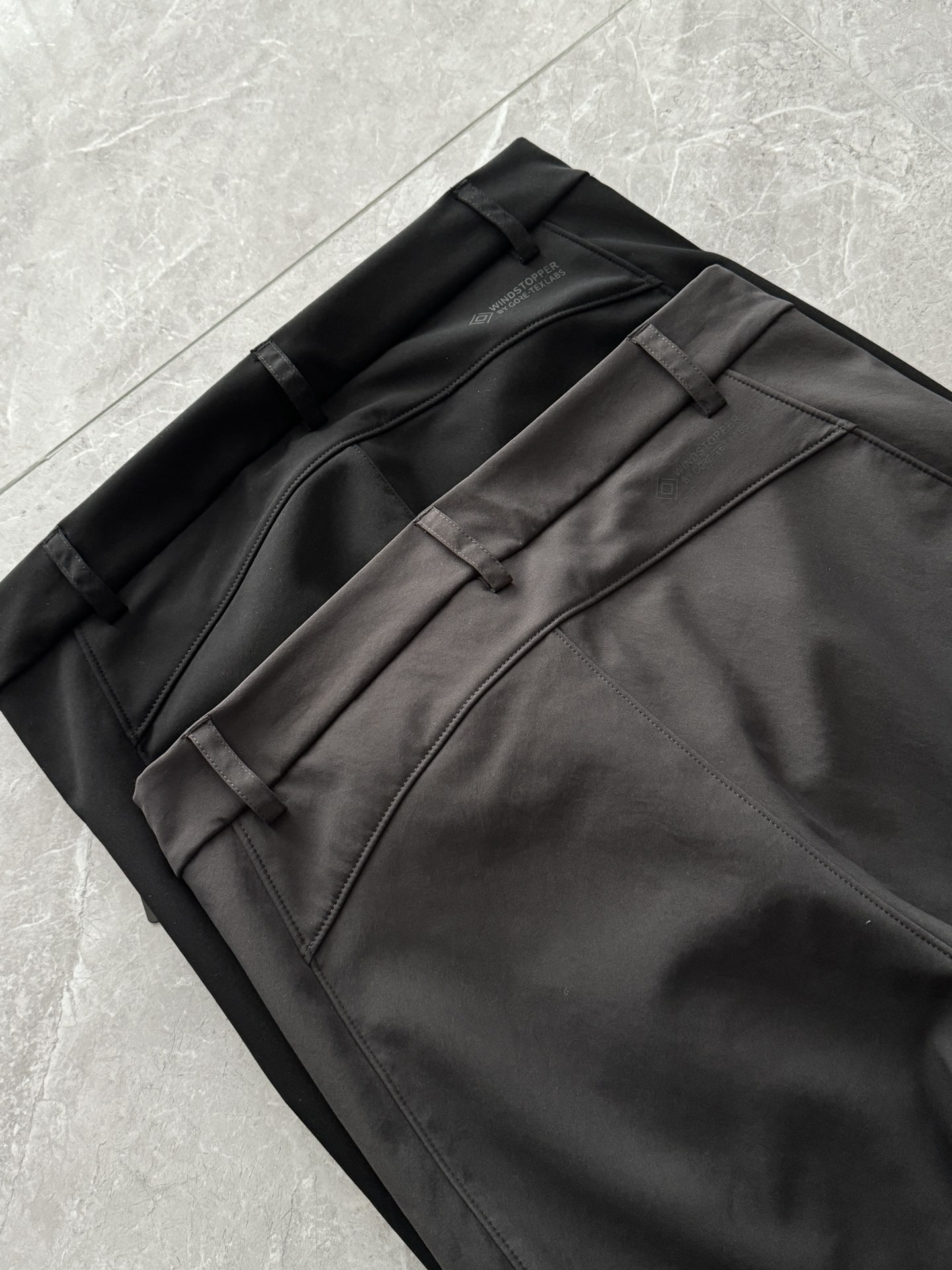 💰240
KAILAS凯乐石秋冬新款GTX软壳裤，仿佛是大自然的守护者，为您的户外运动保驾护航。它的存在，不仅仅是保暖防风，更是对舒适与品质的极致追求。在寒冷的季节里，KAILAS石墨脱GTX软壳裤是您户外活动的得力助手。
它采用先进的防风技术，有效阻挡寒风侵袭，让您在户外活动中感受到温暖如春的舒适感。此外，裤子内里加绒设计，进一步提升了保暖效果，即使在严寒的天气里，也能让您感到温暖如夏。
这款软壳裤不仅注重保暖防风，还特别注重透气性。它采用独特的透汽技术，帮助您在运动中排汗散热，保持干爽舒适。无论是在山地徒步、滑雪还是露营等户外活动中，您都能感受到它的卓越性能。

此外，KAILAS石墨脱GTX软壳裤的立体膝位设计更是巧妙绝伦。这一设计能够更好地适应您在运动中的各种动作，为膝盖提供更好的保护和支持。同时，双侧拉链口袋的设计也让您在户外活动中更加方便地存放物品。

值得一提的是，这款软壳裤还采用除静电材质，有效避免了在户外活动中因静电带来的不便。这使得它在寒冷的冬季里更加实用和贴心。
KAILAS凯乐石GTX软壳裤是您户外活动的最佳伙伴。它以其卓越的保暖防风、透汽排汗、立体膝位设计和双侧拉链口袋等特性，为您的户外活动带来无尽的便利和舒适。在这个冬季里，让它成为您不可或缺的装备吧！

颜色：黑色  灰色
尺码：m~3xl

尺码	裤长	臀围	腰围	
M	101	51.5	83	
L	102.5	53.5	86.5	
XL	104	55.5	90	
2XL	105.5	57.5	93	
3XL	107	59.5	96