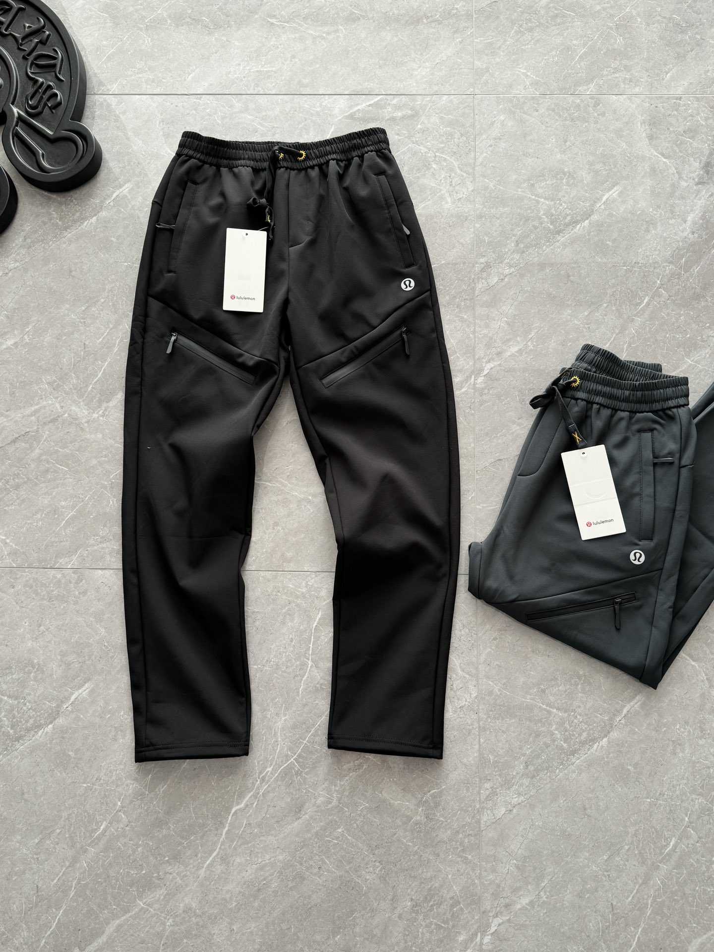 💰235
LULU露露压胶拉链口袋直筒加绒运动裤/冲锋裤
当寒风凛冽!机能与温暖的户外战袍!最最实用的三防绒裤!「压胶拉链口袋:机能美学的硬核表达」专业级压胶工艺,拉链口袋严丝合缝,狂风骤雨也无法渗透!
手机、钥匙等随身物品时刻安全!多口袋布局兼顾收纳与造型,每一处细节都彰显户外机能风的利落感,日常出街也能靠设计感脱颖而出!
「直筒加绒版型:温暖与型格的双向奔赴」不挑身材更显利落;内里加绒面料如“隐形暖炉”!
无论是登山徒步的硬核场景,还是城市通勤的日常时刻,它都能适配你的节奏。
现在入手,让机能防护、温暖加绒、潮流造型三重buff叠满,把冬日户外的“冷与难”变成“酷与暖”!
颜色:墨黑、高级灰
尺码:XL-4XL
xL码: 裤长100 腰围71 臀围108 建议体重【100-120斤】
2XL码: 裤长102 腰围74 臀围112 建议体重【120-140斤】
3XL码: 裤长105 腰围78 臀围116
建议体重【140-160斤】
4XL码: 裤长107 腰围80 臀围120 建议体重【160-180斤】