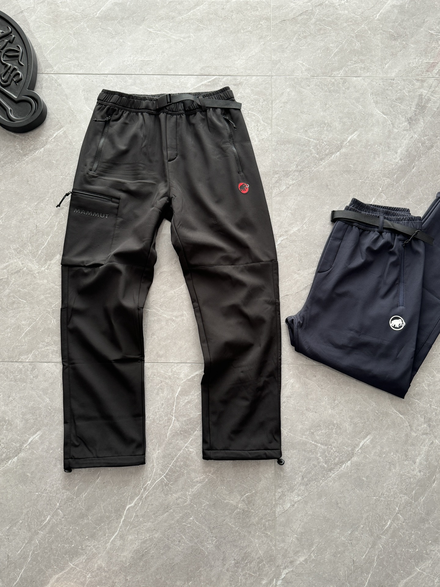 💰230
MAMMUT猛犸象腰带加绒多口袋休闲裤运动裤
男士的户外战袍!防风防泼水户外!可调节脚口的高货!
冬季保暖必备堪称登山徒步的“全能战裤”!
采用CORDURA®耐磨面料,外层抗撕抗拉,户外复杂地形随便造!
内层加绒速干透气,运动出汗后快速干爽不黏身,告别湿闷不适感!
同时具备高弹特性,大幅动作无束缚,登山跨步、徒步爬坡都能灵活应对!
耐磨抗撕裂、速干不粘身,还带防泼水属性,爬山、徒步、城市通勤都能打!
防泼水设计还能抵御小雨、露水,实用性拉满!
经典工装版型+多口袋设计,非常完美的自由可调节脚口,日常穿也很有潮酷感!
不管是硬核登山还是休闲徒步,都能让你“迎难而上”,舒适又有底气地征服每一段户外旅程~
颜色:石黑、酒蓝
尺码:xL-4XL
xL码: 裤长100 腰围83 臀围110
建议体重【100-120斤】
2XL码: 裤长102 腰围86 臀围114
建议体重【120-140斤】
3XL码: 裤长105 腰围89 臀围118
建议体重【140-160斤】
4XL码: 裤长107 腰围92 臀围122
建议体重【160-180斤】