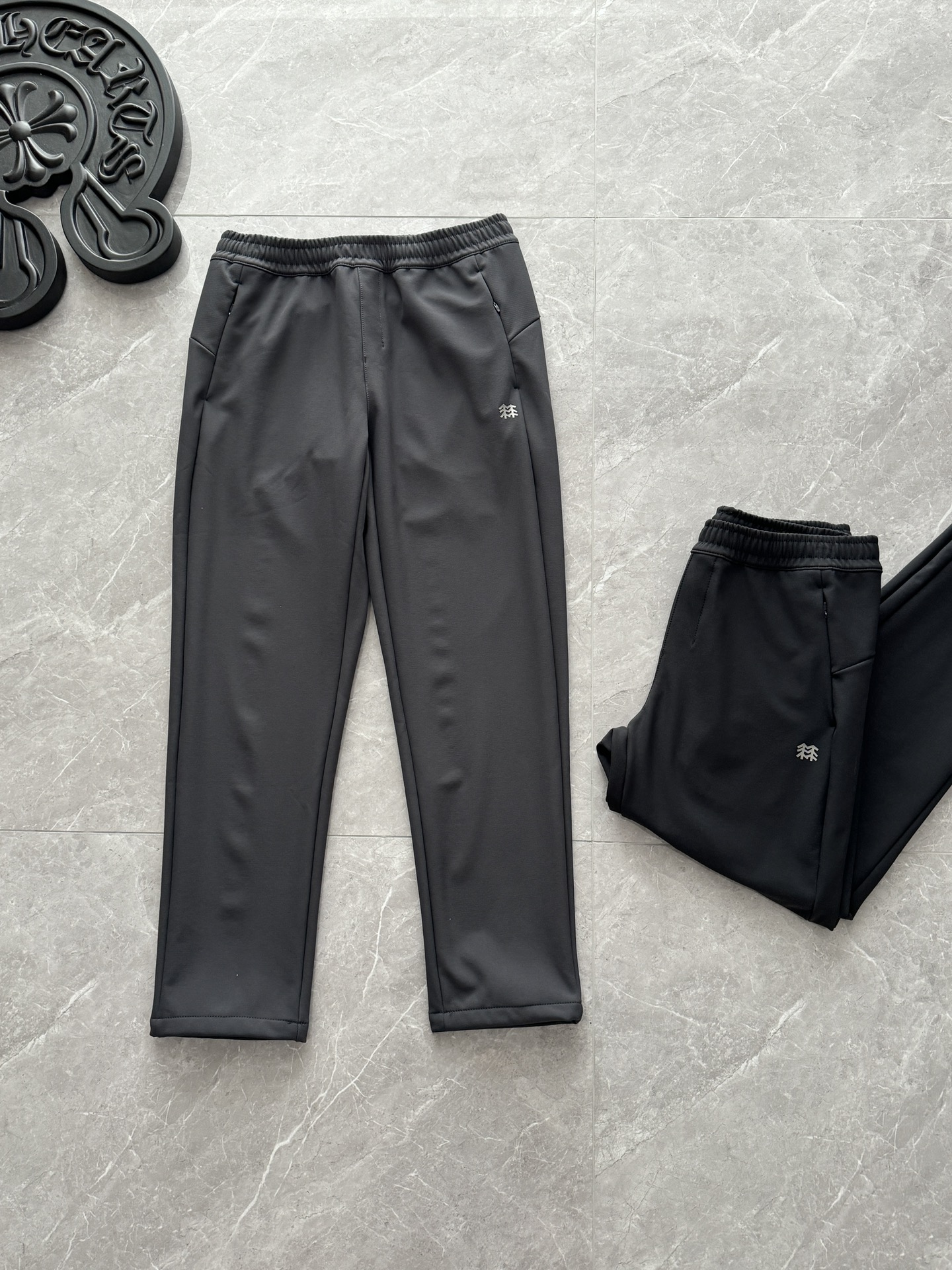 💰230
KOLON SPORT可隆TRICOT加绒针织裤男UPF160+修身裤采用 UPF210+防晒面料，有效阻挡紫外线；结合 凉感TRICOT技术，触感冰凉舒爽，适合秋季温差变化下的运动需求。
速干透气：面料吸湿速干性能优异，通过芯吸效应快速排汗，保持干爽，适合高强度训练。立体剪裁：3D人体工学拼接设计，贴合腿部曲线，膝盖处预留活动空间，大幅运动无束缚感。弹性面料：高弹力梭织材质，兼顾支撑性与自由度，深蹲、跑步时不易变形。
秋季户外训练、健身房综训、日常通勤均可穿着，防风防泼水特性（部分款式）应对多变天气，简约设计适配休闲穿搭。
颜色：黑色，灰色
尺码表（M-2XL）

尺码	腰围（cm）	臀围（cm）	裤长（cm）	建议体重（斤）
M	72-76	100-106	96-99	110-135
L	76-80	106-110	98-101	130-150
XL	80-84	110-114	101-103	150-170
2XL	84-88	114-118	103-105	170-190