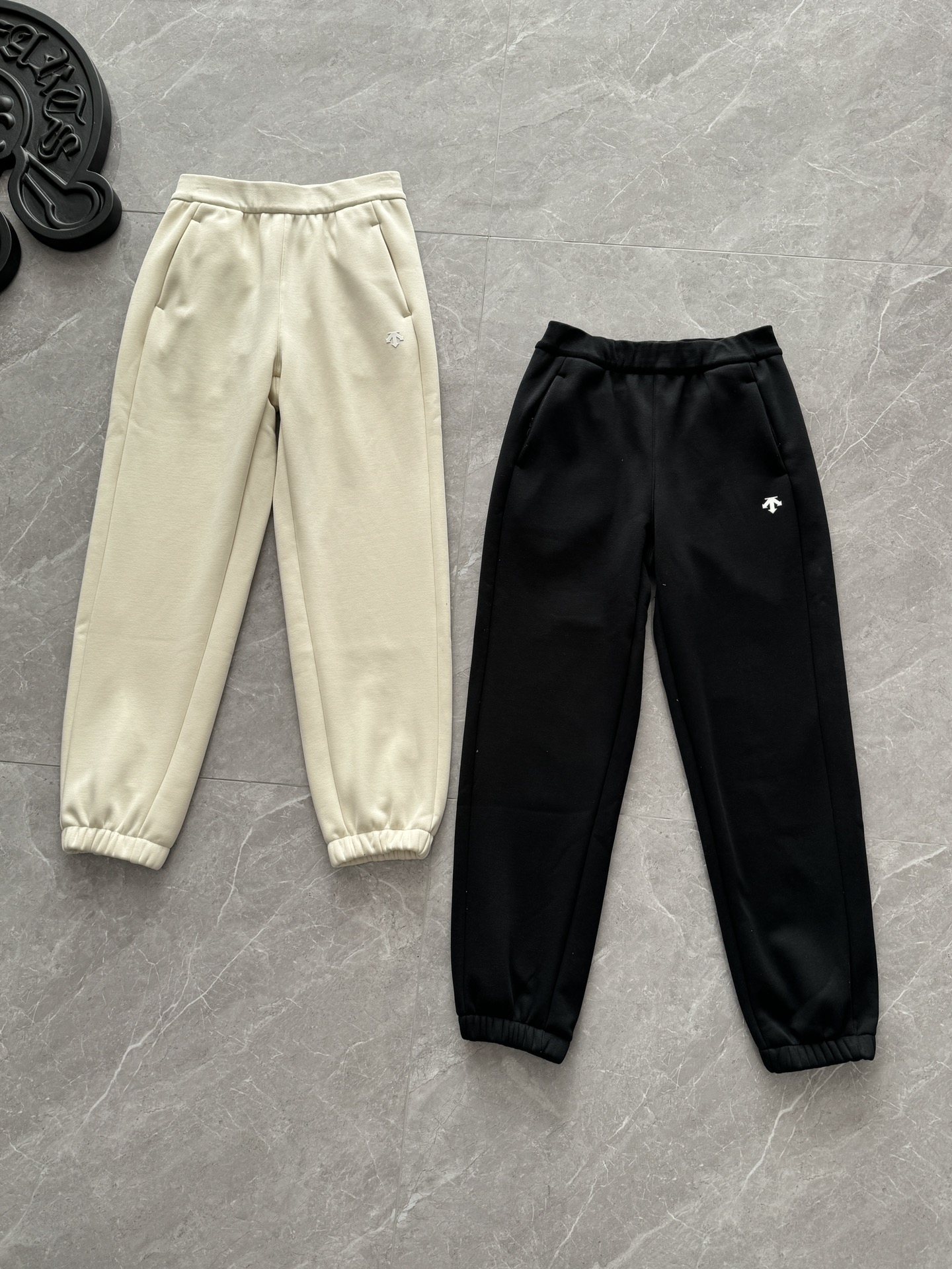 💰230
DESCENTE迪桑特女士秋冬紧口裤针织运动摇粒绒长裤,细节实拍,超高性价比!
25专柜女士梭织运动长裤新品
新款D家空气层复合摇粒绒女裤
硅胶标净版Logo,修身版型隐形口袋拉链女裤 ,运动健身跑步休闲裤,外贸品质真心无敌,立体净版硅胶logo标示,后翘拼接,带抽绳,隐形口袋拉链设计,收纳安全方便,尽显高端档次,充满个性,潮流满满,空气层复合摇粒绒面料,冬季都必备非常实用,女士运动休闲健身跑步 ,真心超值的一款慢跑针织女裤,透气性强还保暖,可以在运动休闲中提供更加优质 ,轻松的穿着体验,立体运动裁剪拼接版型,爽滑裸感十足!
颜色 :黑色 杏色
尺码: M L XL XXL
女冬款裤尺码
裤长 臀围 腰围
M 96 96 64
L 98 100 68
XL 100 104 72
XXL 102 108 76