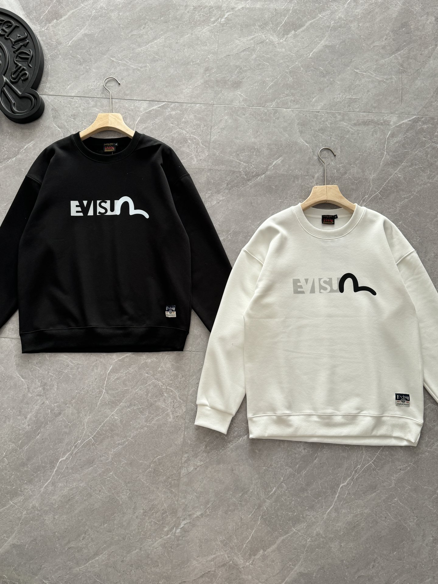 💰195
EVISU福神海鸥印花银狐绒圆领套头卫衣
胸前简约品牌Logo,低调有质感!
高克重银狐绒面料保暖性极佳,柔软亲肤,贴身穿舒适,不扎皮肤!
透气排汗,不闷汗,耐穿不变形,不易起球!
经典圆领,不挑脸型,宽松版型,遮肉显瘦!
胸前的品牌Logo采用撞色设计,呈现出柔和的渐变效果!线条流畅细腻,带有高级质感,简约又不失设计感!
周末约会:女生搭配短裙+长靴,男生搭配牛仔裤+板鞋,甜蜜又吸睛!
日常通勤:搭配情侣牛仔裤+运动鞋,简约大气,潮流感拉满!
休闲出街:搭配情侣工装裤+帆布鞋,潮流感十足,回头率超高!
两色:黑色 白色
尺码: L ,XL ,2XL, 3XL
L码: 胸围51 衣长66 袖长52【90-110斤】
XL码: 胸围53 衣长68 袖长53【110-130斤】
2XL码:胸围55 衣长71 袖长54【130-150斤】
3XL码:胸围57 衣长73 袖长55【150-175斤】