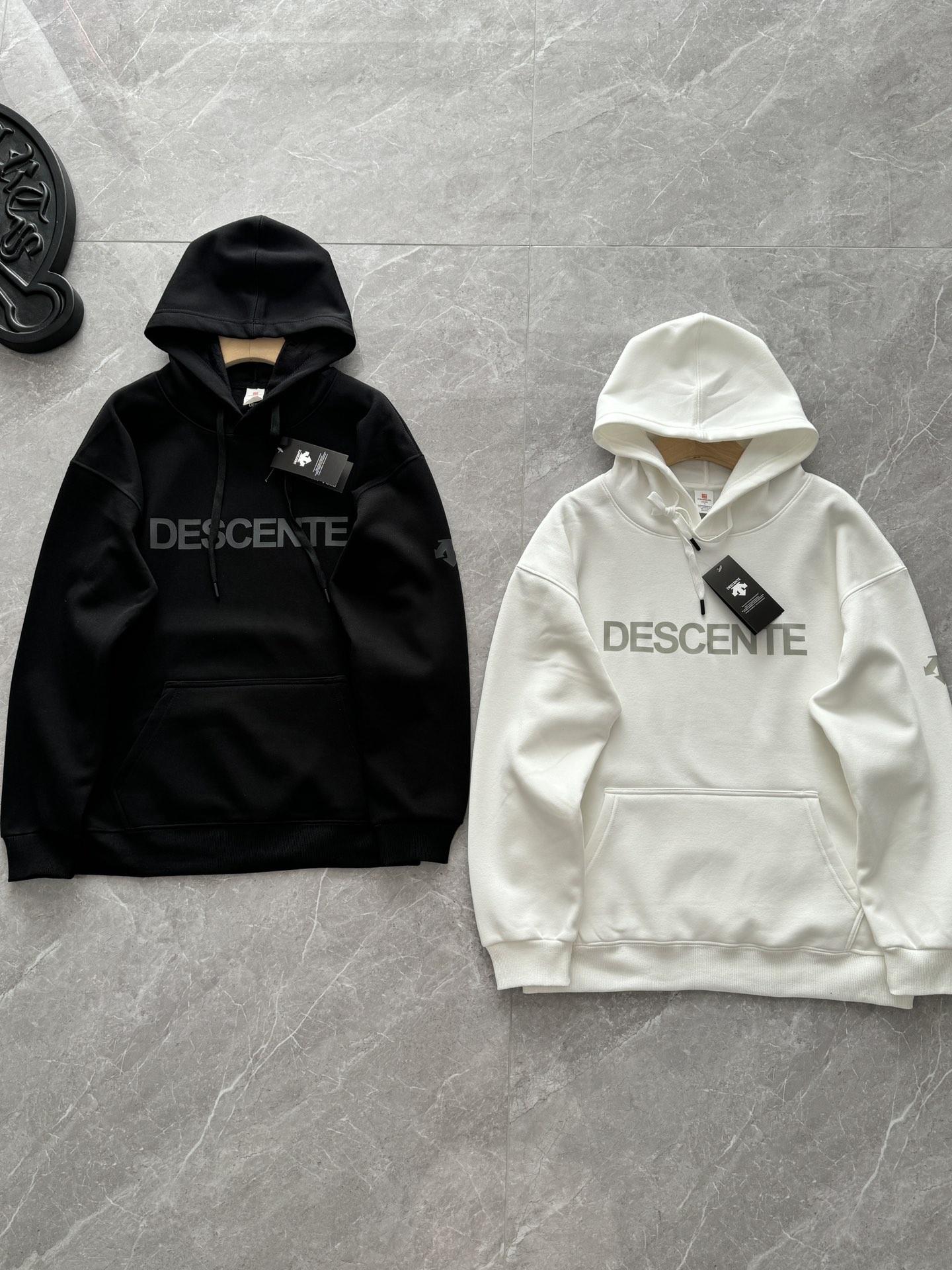 💰205
DESCENTE迪桑特ESET系列休闲运动连帽加绒卫衣 经典连帽设计搭配品牌金标!男女同款!在保暖与时尚间找到了平衡!
高克重银狐绒面料,绒感蓬松密实,上手软糯如云、贴肤无刺激,轻盈加绒内里锁住温度,不臃肿,让冬日穿搭利落有型!
兼顾运动功能性与日常休闲风格!
柔软亲肤的加绒面料,兼顾保暖与舒适,轻松应对冬日温差!
经典连帽版型适配多元场景,无论是运动还是日常出街都能驾驭!
品牌金标细节提升质感,让基础款也能穿出格调!日常通勤、运动休闲都能穿,一件兼顾温度与风度!
颜色:黑色,白色
尺码: L XL 2XL 3XL
L码:胸围53 衣长67 袖长53【90-110斤】
XL码: 胸围55 衣长69 袖长54【110-130斤】
2XL码:胸围57 衣长72 袖长55【130-150斤】
3XL码:胸围59 衣长73 袖长56【150-175斤】