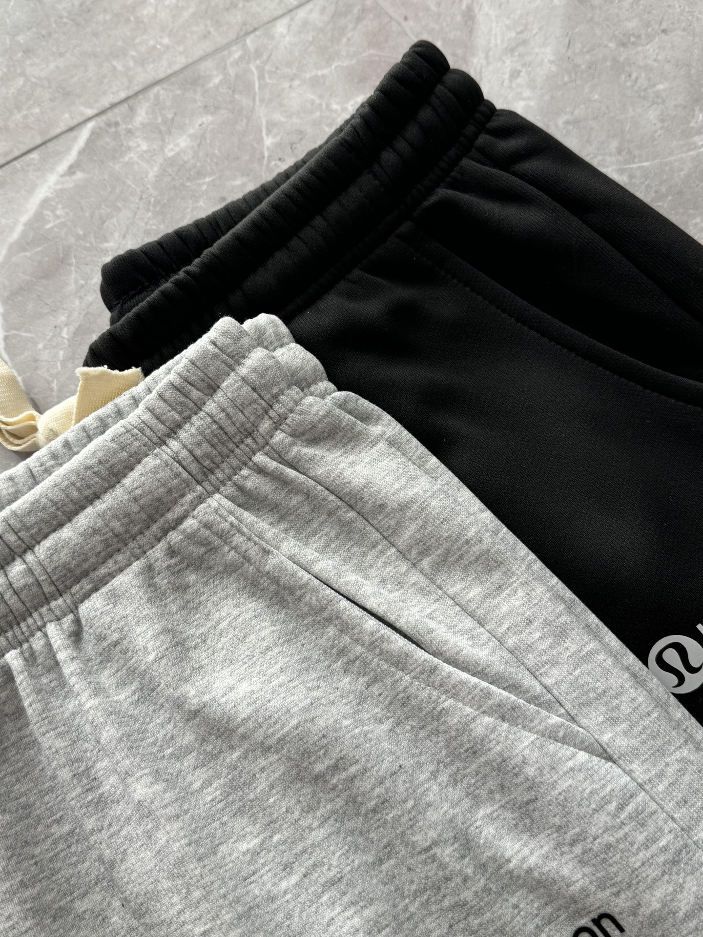 💰120
今年冬季必备的一款加绒直筒裤！
【露露LULU美式高街复古史密斯绒直筒休闲卫裤】
休闲运动加绒裤，当季新款，百搭休闲平脚裤，必入的一款好卫裤！
直筒的版型很好超级百搭，谁穿都那么好看立体感十足，双纱针织加绒面料超级舒适！绝对的大爆款…
版型极其好，松紧腰头，优质系绳，穿脱自如，更加舒适！
内里定制斯密绒，保暖效果非常棒！
运动，休闲，上班，户外多种场合都可穿着！绝对够牛的一款好裤子！
再加上有点小弹力，也不会觉得紧绷绷的感觉！
简约利落 有型有姿态！整体款式简洁大方！
尤其是喜好运动的朋友，无论是打个球、跑个步、登个山还是下个洞，没条靠谱的裤子是真不行！
颜色:浅灰色，黑色
尺码 L-3XL
   L:腰围72 臀围110 裤长100 【建议体重100斤-120斤】
 XL:腰围75 臀围114 裤长102  【建议体重120斤-140斤】
2XL:腰围78 臀围118 裤长104 【建议体重140斤-160斤】
3XL:腰围81 臀围120 裤长106 【建议体重160斤-180斤】