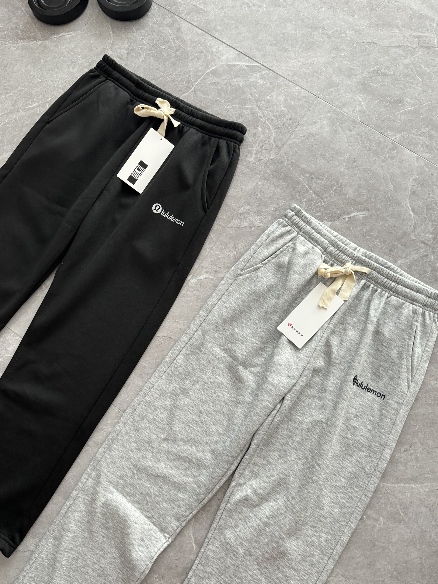 💰120
今年冬季必备的一款加绒直筒裤！
【露露LULU美式高街复古史密斯绒直筒休闲卫裤】
休闲运动加绒裤，当季新款，百搭休闲平脚裤，必入的一款好卫裤！
直筒的版型很好超级百搭，谁穿都那么好看立体感十足，双纱针织加绒面料超级舒适！绝对的大爆款…
版型极其好，松紧腰头，优质系绳，穿脱自如，更加舒适！
内里定制斯密绒，保暖效果非常棒！
运动，休闲，上班，户外多种场合都可穿着！绝对够牛的一款好裤子！
再加上有点小弹力，也不会觉得紧绷绷的感觉！
简约利落 有型有姿态！整体款式简洁大方！
尤其是喜好运动的朋友，无论是打个球、跑个步、登个山还是下个洞，没条靠谱的裤子是真不行！
颜色:浅灰色，黑色
尺码 L-3XL
   L:腰围72 臀围110 裤长100 【建议体重100斤-120斤】
 XL:腰围75 臀围114 裤长102  【建议体重120斤-140斤】
2XL:腰围78 臀围118 裤长104 【建议体重140斤-160斤】
3XL:腰围81 臀围120 裤长106 【建议体重160斤-180斤】