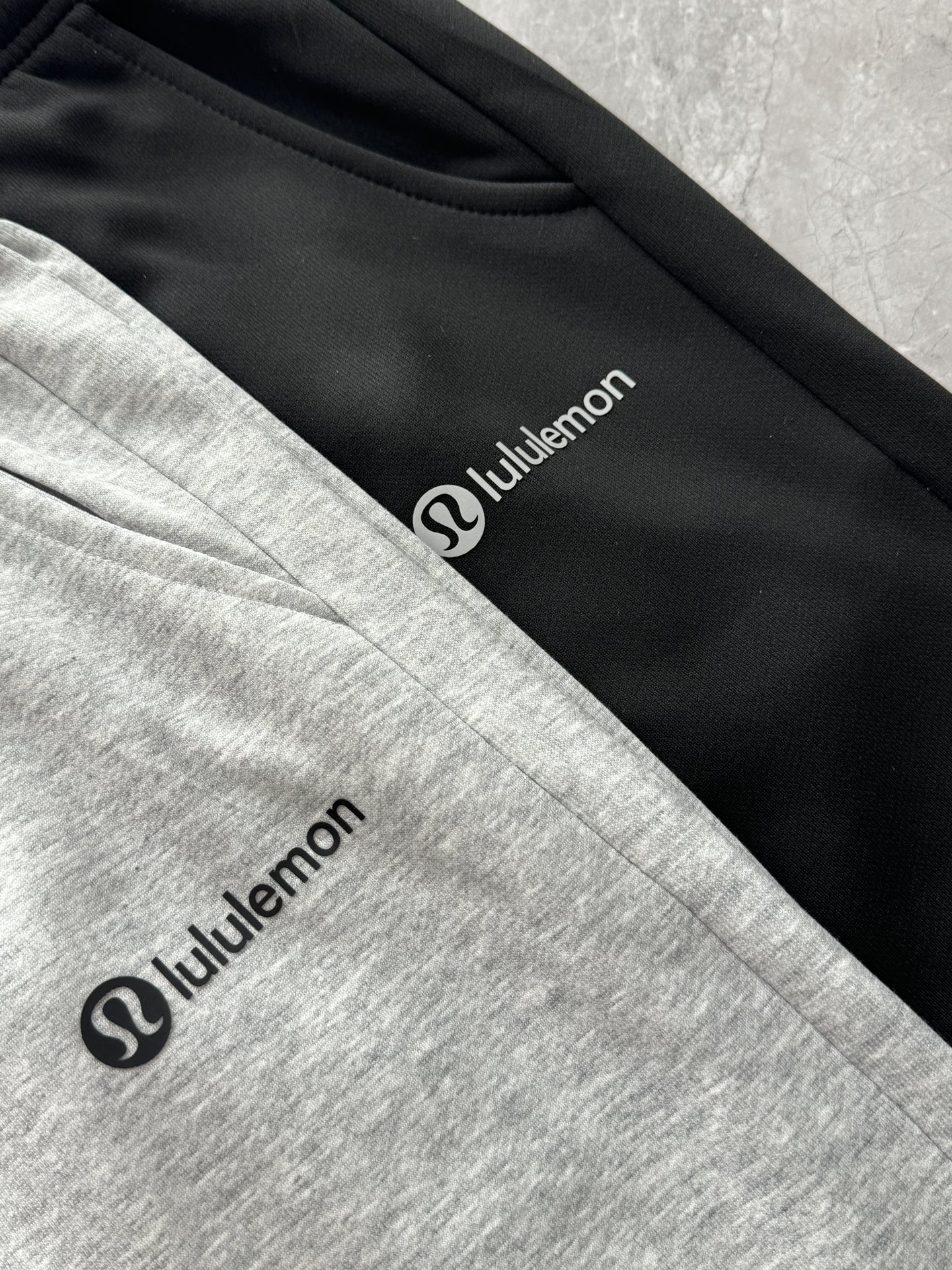 💰120
今年冬季必备的一款加绒直筒裤！
【露露LULU美式高街复古史密斯绒直筒休闲卫裤】
休闲运动加绒裤，当季新款，百搭休闲平脚裤，必入的一款好卫裤！
直筒的版型很好超级百搭，谁穿都那么好看立体感十足，双纱针织加绒面料超级舒适！绝对的大爆款…
版型极其好，松紧腰头，优质系绳，穿脱自如，更加舒适！
内里定制斯密绒，保暖效果非常棒！
运动，休闲，上班，户外多种场合都可穿着！绝对够牛的一款好裤子！
再加上有点小弹力，也不会觉得紧绷绷的感觉！
简约利落 有型有姿态！整体款式简洁大方！
尤其是喜好运动的朋友，无论是打个球、跑个步、登个山还是下个洞，没条靠谱的裤子是真不行！
颜色:浅灰色，黑色
尺码 L-3XL
   L:腰围72 臀围110 裤长100 【建议体重100斤-120斤】
 XL:腰围75 臀围114 裤长102  【建议体重120斤-140斤】
2XL:腰围78 臀围118 裤长104 【建议体重140斤-160斤】
3XL:腰围81 臀围120 裤长106 【建议体重160斤-180斤】