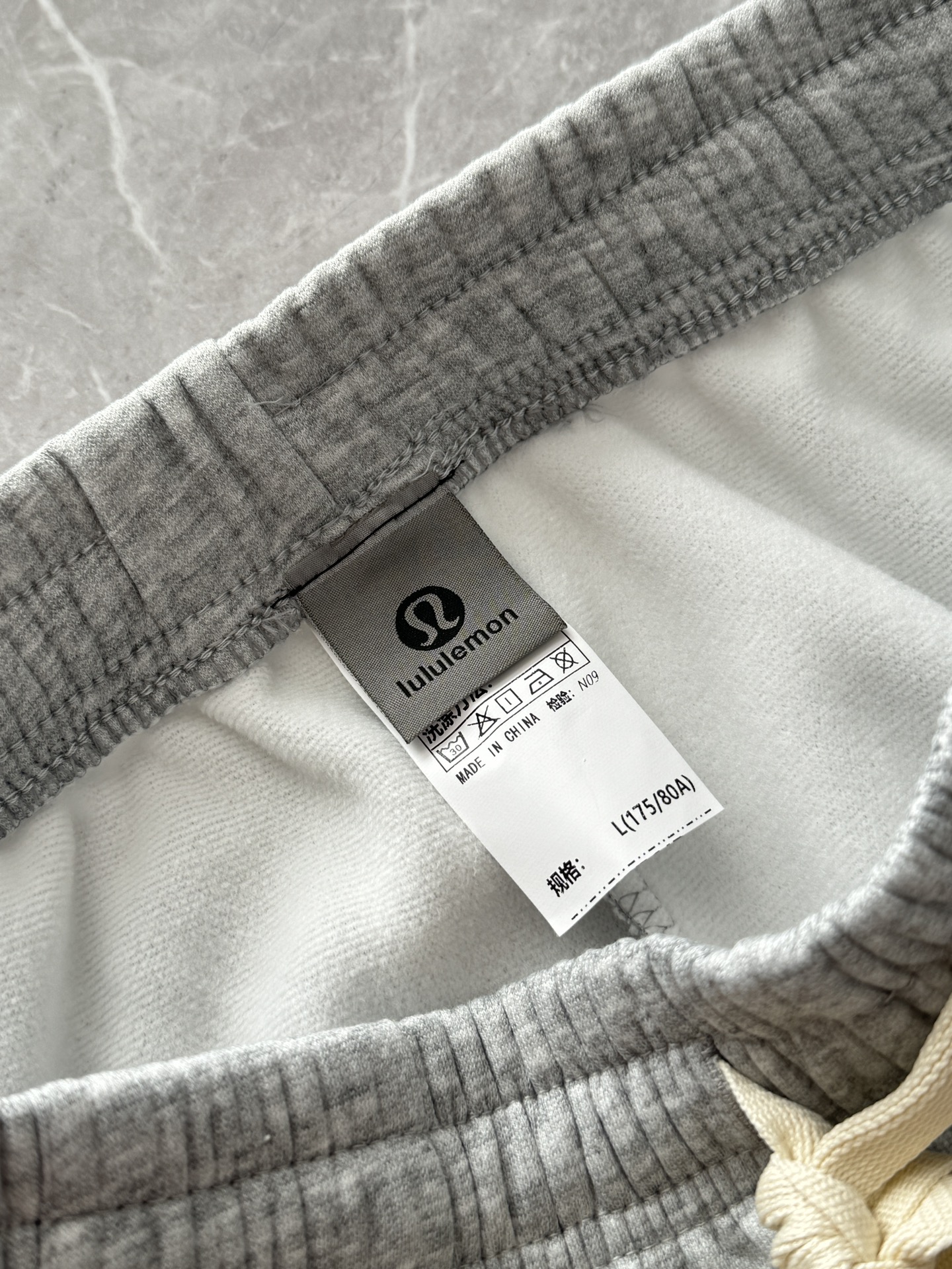 💰120
今年冬季必备的一款加绒直筒裤！
【露露LULU美式高街复古史密斯绒直筒休闲卫裤】
休闲运动加绒裤，当季新款，百搭休闲平脚裤，必入的一款好卫裤！
直筒的版型很好超级百搭，谁穿都那么好看立体感十足，双纱针织加绒面料超级舒适！绝对的大爆款…
版型极其好，松紧腰头，优质系绳，穿脱自如，更加舒适！
内里定制斯密绒，保暖效果非常棒！
运动，休闲，上班，户外多种场合都可穿着！绝对够牛的一款好裤子！
再加上有点小弹力，也不会觉得紧绷绷的感觉！
简约利落 有型有姿态！整体款式简洁大方！
尤其是喜好运动的朋友，无论是打个球、跑个步、登个山还是下个洞，没条靠谱的裤子是真不行！
颜色:浅灰色，黑色
尺码 L-3XL
   L:腰围72 臀围110 裤长100 【建议体重100斤-120斤】
 XL:腰围75 臀围114 裤长102  【建议体重120斤-140斤】
2XL:腰围78 臀围118 裤长104 【建议体重140斤-160斤】
3XL:腰围81 臀围120 裤长106 【建议体重160斤-180斤】