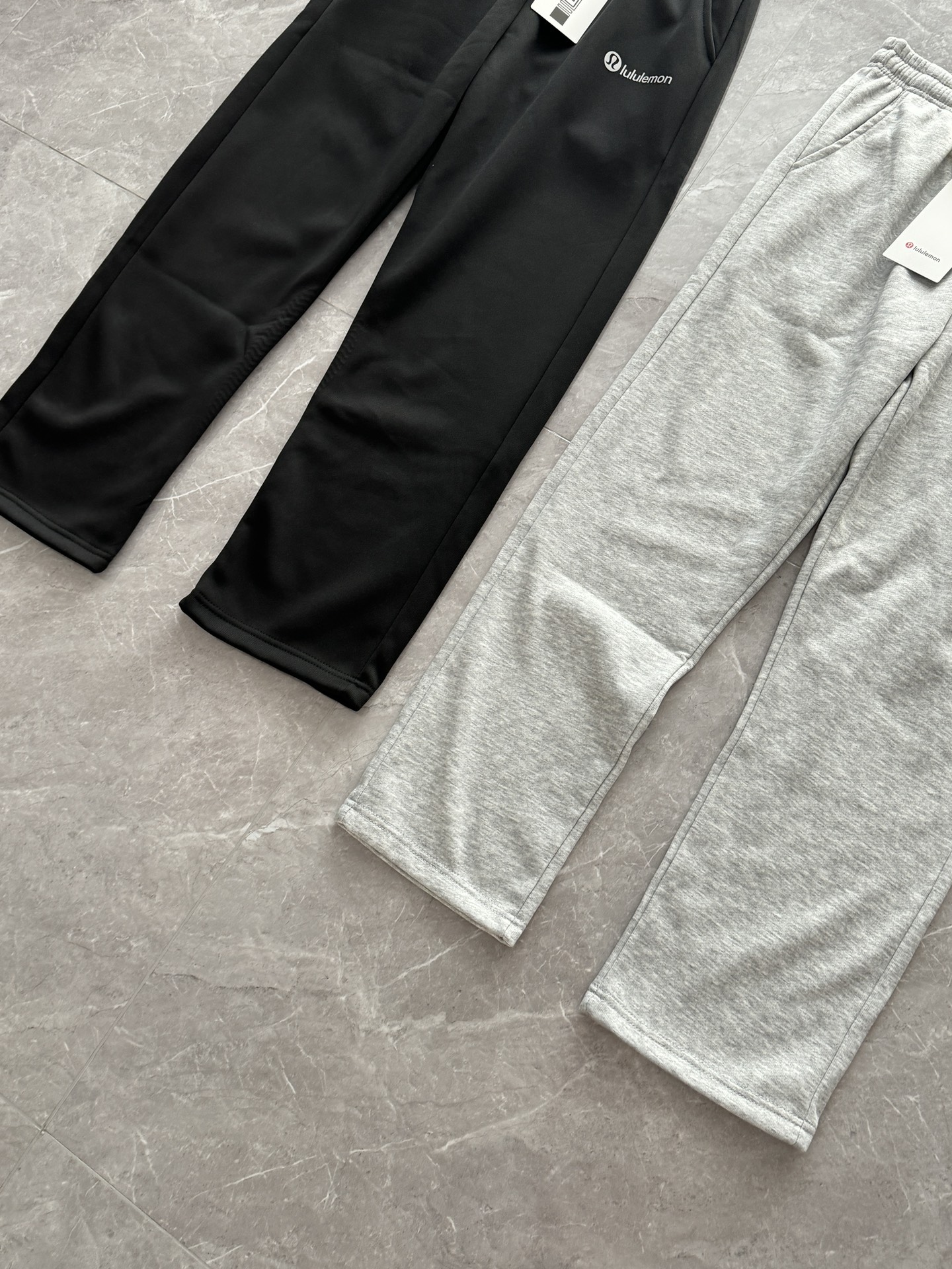 💰120
今年冬季必备的一款加绒直筒裤！
【露露LULU美式高街复古史密斯绒直筒休闲卫裤】
休闲运动加绒裤，当季新款，百搭休闲平脚裤，必入的一款好卫裤！
直筒的版型很好超级百搭，谁穿都那么好看立体感十足，双纱针织加绒面料超级舒适！绝对的大爆款…
版型极其好，松紧腰头，优质系绳，穿脱自如，更加舒适！
内里定制斯密绒，保暖效果非常棒！
运动，休闲，上班，户外多种场合都可穿着！绝对够牛的一款好裤子！
再加上有点小弹力，也不会觉得紧绷绷的感觉！
简约利落 有型有姿态！整体款式简洁大方！
尤其是喜好运动的朋友，无论是打个球、跑个步、登个山还是下个洞，没条靠谱的裤子是真不行！
颜色:浅灰色，黑色
尺码 L-3XL
   L:腰围72 臀围110 裤长100 【建议体重100斤-120斤】
 XL:腰围75 臀围114 裤长102  【建议体重120斤-140斤】
2XL:腰围78 臀围118 裤长104 【建议体重140斤-160斤】
3XL:腰围81 臀围120 裤长106 【建议体重160斤-180斤】