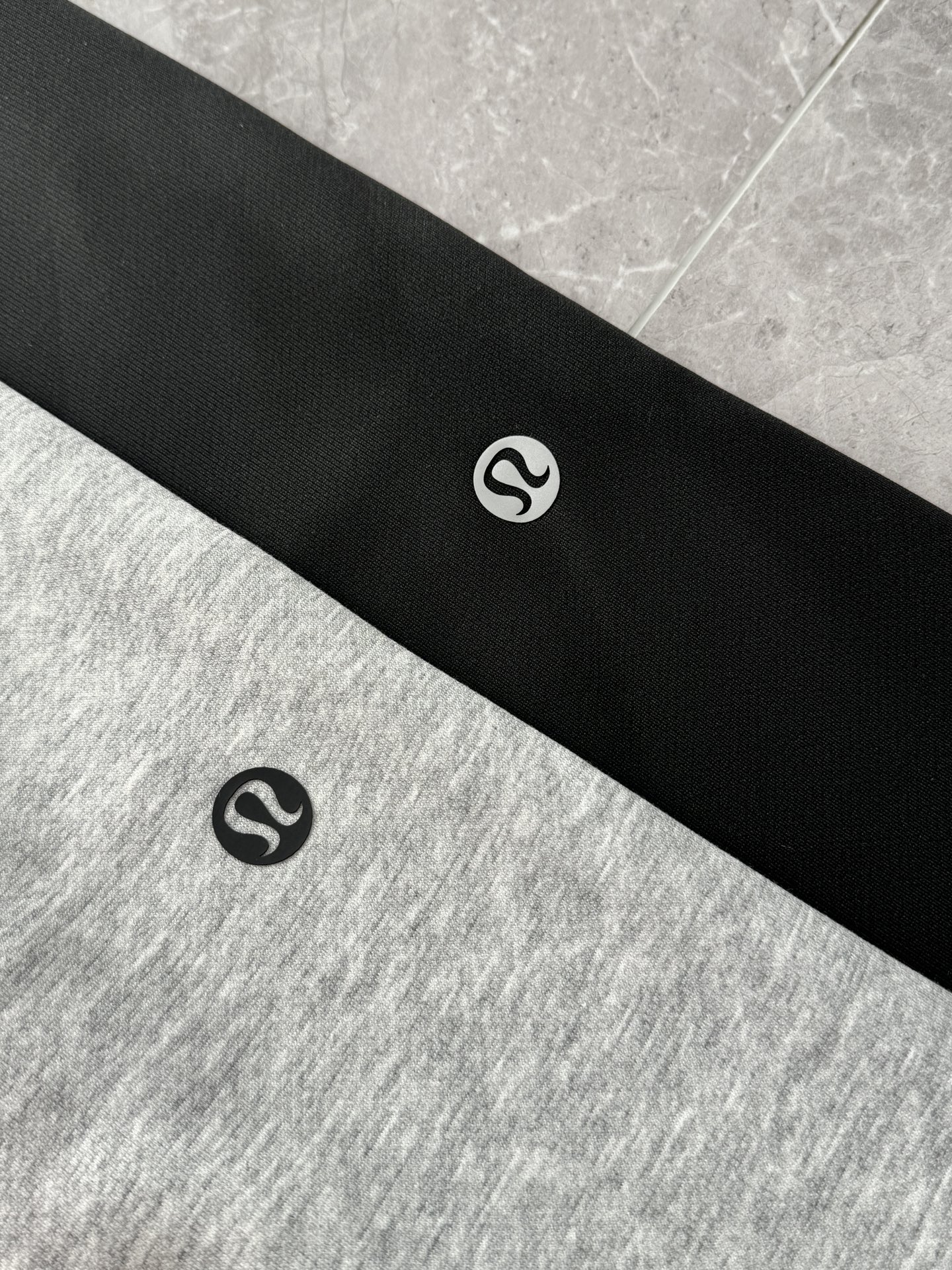 💰120
今年冬季必备的一款加绒直筒裤！
【露露LULU美式高街复古史密斯绒直筒休闲卫裤】
休闲运动加绒裤，当季新款，百搭休闲平脚裤，必入的一款好卫裤！
直筒的版型很好超级百搭，谁穿都那么好看立体感十足，双纱针织加绒面料超级舒适！绝对的大爆款…
版型极其好，松紧腰头，优质系绳，穿脱自如，更加舒适！
内里定制斯密绒，保暖效果非常棒！
运动，休闲，上班，户外多种场合都可穿着！绝对够牛的一款好裤子！
再加上有点小弹力，也不会觉得紧绷绷的感觉！
简约利落 有型有姿态！整体款式简洁大方！
尤其是喜好运动的朋友，无论是打个球、跑个步、登个山还是下个洞，没条靠谱的裤子是真不行！
颜色:浅灰色，黑色
尺码 L-3XL
   L:腰围72 臀围110 裤长100 【建议体重100斤-120斤】
 XL:腰围75 臀围114 裤长102  【建议体重120斤-140斤】
2XL:腰围78 臀围118 裤长104 【建议体重140斤-160斤】
3XL:腰围81 臀围120 裤长106 【建议体重160斤-180斤】