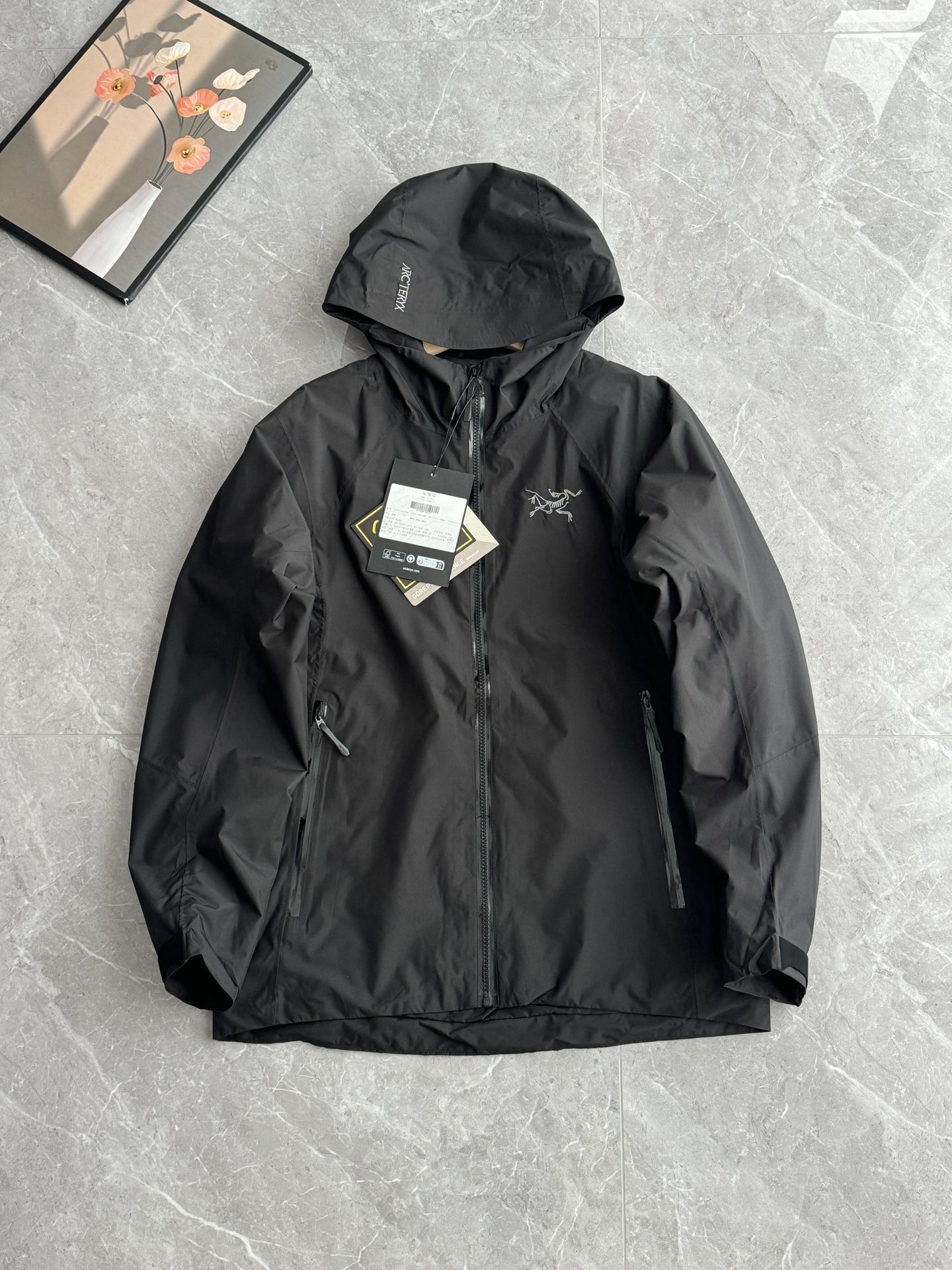 发!ARC'TERYX / 始祖鸟卡丁 Kadin Softshell Jacket男女夹克户外防风软壳solano hoody情侣连帽梭织情侣外套上衣 户外与日常生活相辅相成,实现了两者的巧妙结合.外壳采用 P70WINDSTOPPER2L面料,目前国际公认的高端面料,防风防水透气,最大限度的减少外界环境对衣服表面造成的伤害.出色的窄化压胶设计,增加了透气的面积,使穿着不会有闷热潮湿的感觉. 户外通勤的良好选择 轻薄便捷,针对跑步运动设计,弹性透气面料提供运动,舒展性与透气性,可排出运动中产生的多余热量与汗水.蕞火爆的 BataJack再一次火爆上新啦老客户都知道这款经典的防风夹克有多么的实用和火爆! 可以说是人人都能驾驭的款!不论高矮穿上都好看! 独家品质 给你们重磅一击 颜色 : 黑色 衣长 胸围 袖长 肩宽 S: 72 120 65 50.5 建议 130斤 M: 73 124 66 51.5 建议150斤 L: 74 128 67 52.5 建议170斤 XL: 75 130 68 53.5 建议 190斤 Xxl 77 132 69 54 建议210斤