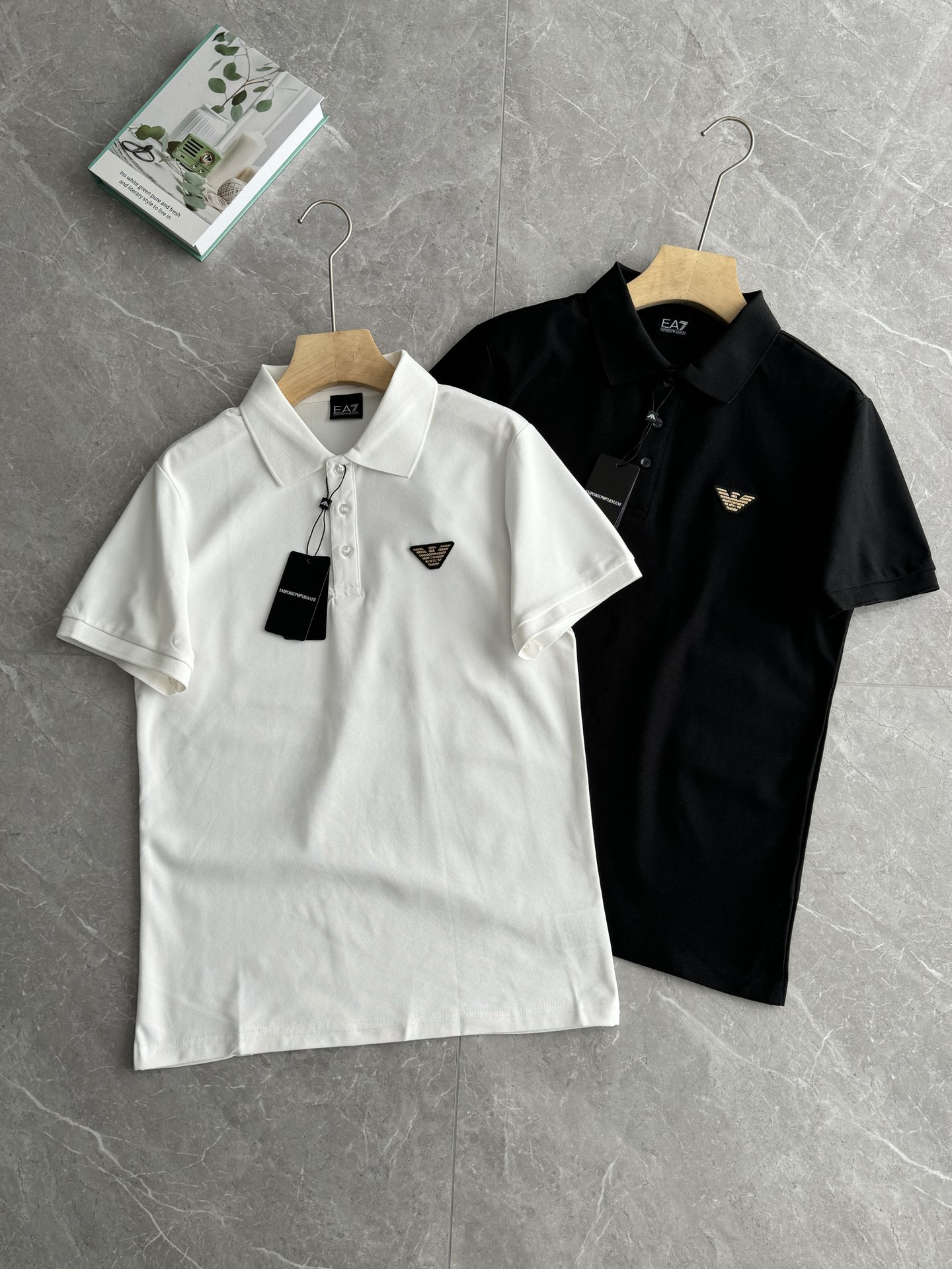 发!🔥男士穿搭刚需!阿玛尼POLO衫闭眼入 黑白两个颜色,承包你一整个夏天的穿搭 ✅ 黑色:沉稳大气,商务场合撑场面 ✅ 白色:干净清爽,日常出街超减龄 小鹰标刺绣点缀,细节拉满,不挑身材不挑年龄 面料透气不闷汗,洗后不缩水不起球 性价比拉满的大牌质感! 颜色 黑色 白色