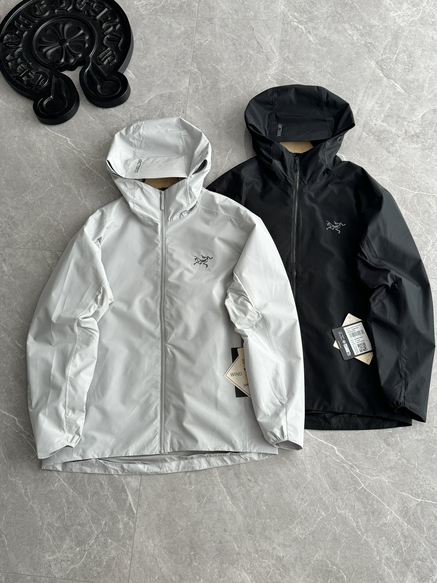 发!两色齐发!始祖鸟Arcteryx Solano Hoody防风春秋冬软壳夹克冲锋衣 专为都市通勤与轻度户外设计的全能软壳.它用GORE-TEX INFINIUMTM(白标GTX)技术,解决了传统硬壳“哗啦响”的尴尬,实现了静音防风与商务利落的兼得. 硬核科技:不止防风,更是体感舒适 白标GTX面料:95%防风率,有效隔绝冷风灌入.搭配无氟DWR涂层,提供15分钟中雨防护,应对通勤路上的突发天气. 立体拼接剪裁:腋下采用弹性插角布与透气网布拼接,大幅提升摆臂自由度,骑行、徒步大幅动作无束缚.再生内衬:内里采用再生聚酯纤维针织面料,触感柔软亲肤,且符合环保可持续理念.全拉链防风护脖:高领设计配合防风板,拉链拉至下巴无摩擦感,有效防止颈部灌风. 弹性袖口与下摆:弹力罗纹袖口贴合手腕,下摆抽绳可快速调节松紧,防止冷风倒灌. 温度区间:春秋主力(10-20°C), 场景切换:周一穿它进会议室,周末穿它去徒步.380g轻量设计,折叠后仅拳头大小,轻松塞入通勤包备用. 穿搭建议:内搭Cormac速干衣或Kyanite抓绒,打造“三明治”叠穿体系,应对全天温差变化. 颜色:黑色,灰色 胸围 120 124 128 132 136 下摆 104 108 112 116 120 袖长 58 59 60 61 62 身长 69 71 73 75 77 肩宽 48 49 50 51 52 温馨提示:由于人工测量方,尺码数据可能存在正负1-2cm的误差,敬请谅解! S