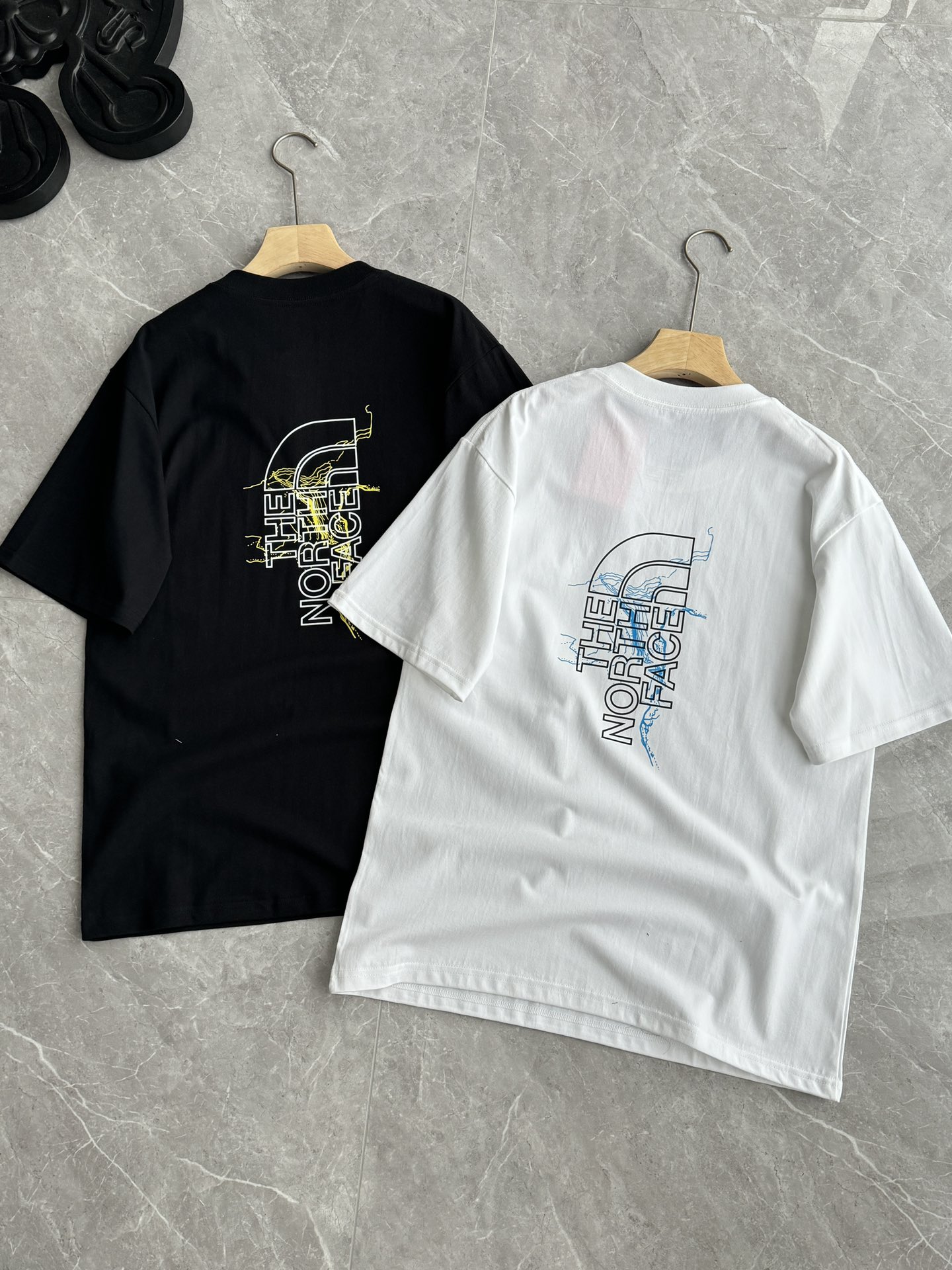 发!城市户外双场景通吃情侣款【北面The North Face后背山脉线条纯棉短袖T恤】一件能打四季的基础款,被我挖到宝了! 黑白两色任选,经典永不过时! 纯棉亲肤贴身穿软乎乎,久洗不变形! 大LoGo设计师款——后背山脉线条印花撞色大Logo低调有质感,简约又有户外感! 男生女生都能穿! 搭牛仔裤/工装裤都好看,懒人直接套头出门! 宽松落肩不挑身材,藏肉显瘦,小个子/微胖都能穿! 不管是配牛仔裤逛citywalk,还是搭工装裤去徒步,都超有氛围感 黑白两色闭眼入,基础款穿三年都不过时! 颜色 :白色 黑色 码: 胸围105 衣长68 肩宽53 【95-110斤】 L 码: 胸围109 衣长70 肩宽55 【110-130斤】 XL码: 胸围112 衣长72 肩宽57 【130-155斤】 2XL码: 胸围116 衣长74 肩宽59 【155-180斤】