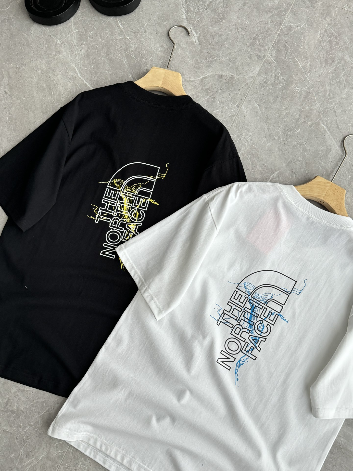 发!城市户外双场景通吃情侣款【北面The North Face后背山脉线条纯棉短袖T恤】一件能打四季的基础款,被我挖到宝了! 黑白两色任选,经典永不过时! 纯棉亲肤贴身穿软乎乎,久洗不变形! 大LoGo设计师款——后背山脉线条印花撞色大Logo低调有质感,简约又有户外感! 男生女生都能穿! 搭牛仔裤/工装裤都好看,懒人直接套头出门! 宽松落肩不挑身材,藏肉显瘦,小个子/微胖都能穿! 不管是配牛仔裤逛citywalk,还是搭工装裤去徒步,都超有氛围感 黑白两色闭眼入,基础款穿三年都不过时! 颜色 :白色 黑色 码: 胸围105 衣长68 肩宽53 【95-110斤】 L 码: 胸围109 衣长70 肩宽55 【110-130斤】 XL码: 胸围112 衣长72 肩宽57 【130-155斤】 2XL码: 胸围116 衣长74 肩宽59 【155-180斤】