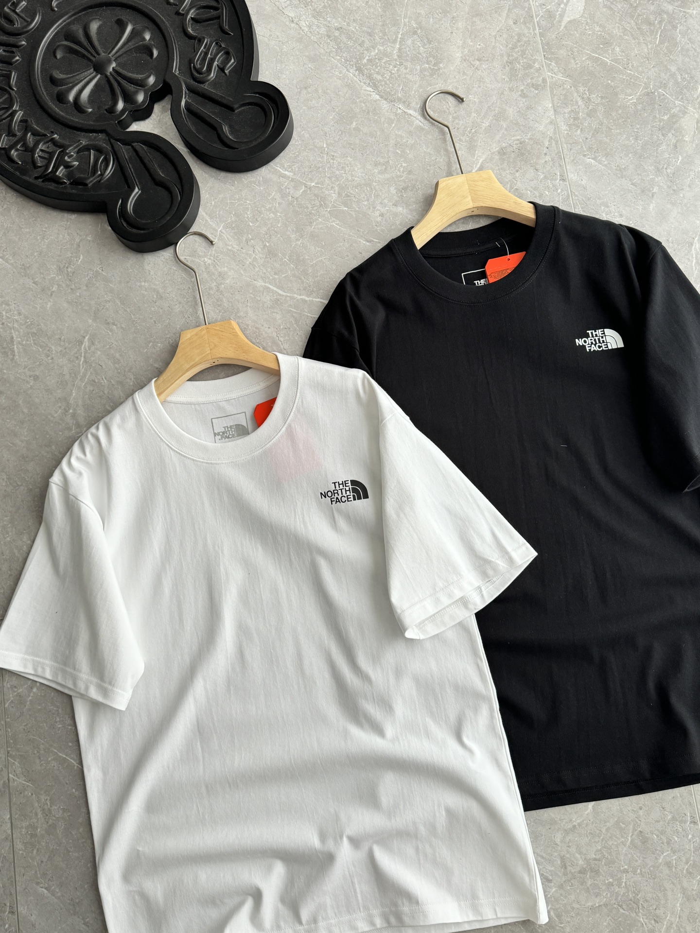 发!城市户外双场景通吃情侣款【北面The North Face后背山脉线条纯棉短袖T恤】一件能打四季的基础款,被我挖到宝了! 黑白两色任选,经典永不过时! 纯棉亲肤贴身穿软乎乎,久洗不变形! 大LoGo设计师款——后背山脉线条印花撞色大Logo低调有质感,简约又有户外感! 男生女生都能穿! 搭牛仔裤/工装裤都好看,懒人直接套头出门! 宽松落肩不挑身材,藏肉显瘦,小个子/微胖都能穿! 不管是配牛仔裤逛citywalk,还是搭工装裤去徒步,都超有氛围感 黑白两色闭眼入,基础款穿三年都不过时! 颜色 :白色 黑色 码: 胸围105 衣长68 肩宽53 【95-110斤】 L 码: 胸围109 衣长70 肩宽55 【110-130斤】 XL码: 胸围112 衣长72 肩宽57 【130-155斤】 2XL码: 胸围116 衣长74 肩宽59 【155-180斤】