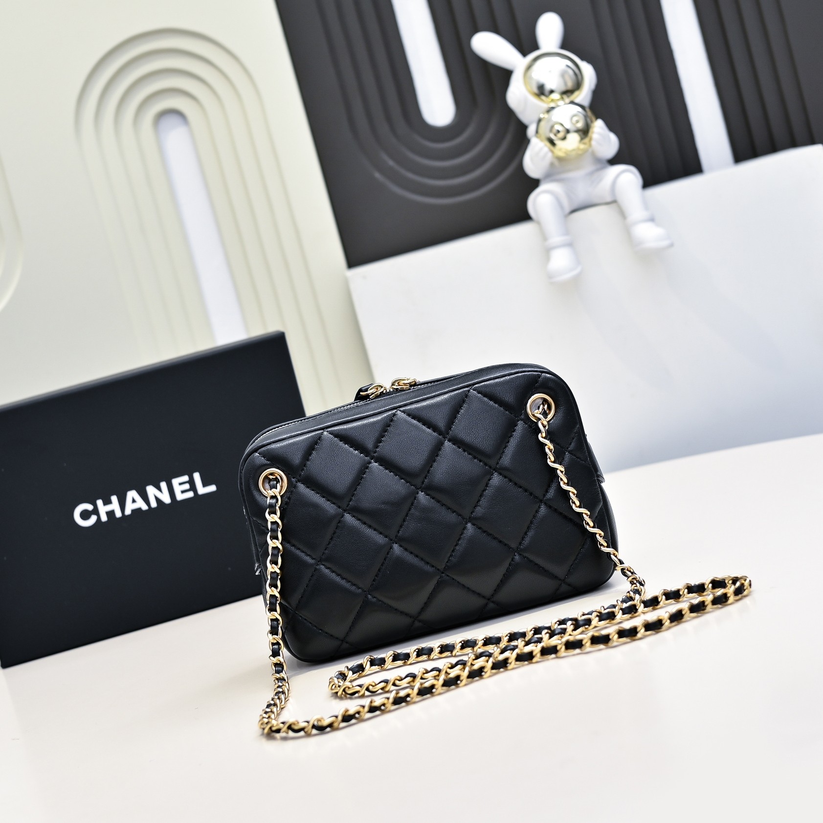  Chanel24k金币相机包
从秀场图一直盼到现在的相机包终于上啦金币有一种莫名的复古感
迷你尺寸底长
