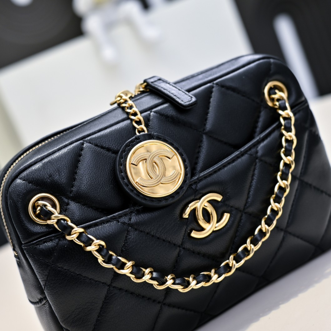  Chanel24k金币相机包
从秀场图一直盼到现在的相机包终于上啦金币有一种莫名的复古感
迷你尺寸底长