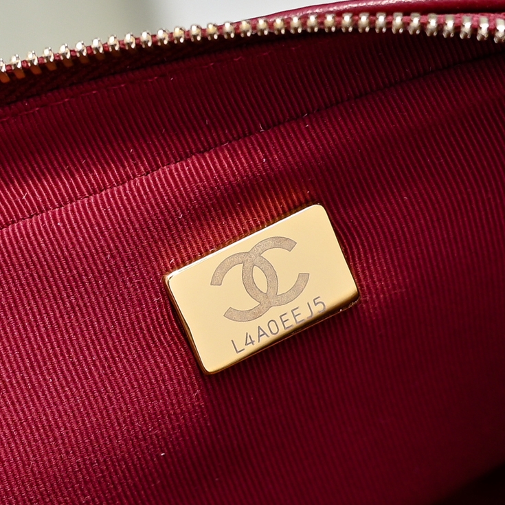  Chanel24k金币相机包
从秀场图一直盼到现在的相机包终于上啦金币有一种莫名的复古感
迷你尺寸底长