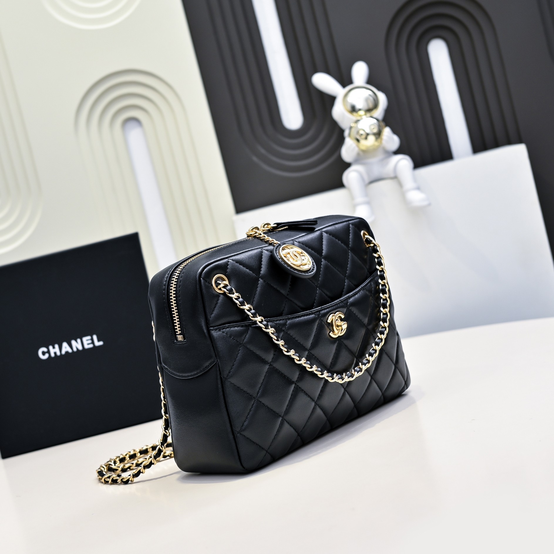  Chanel24k金币相机包
从秀场图一直盼到现在的相机包终于上啦金币有一种莫名的复古感
迷你尺寸底长