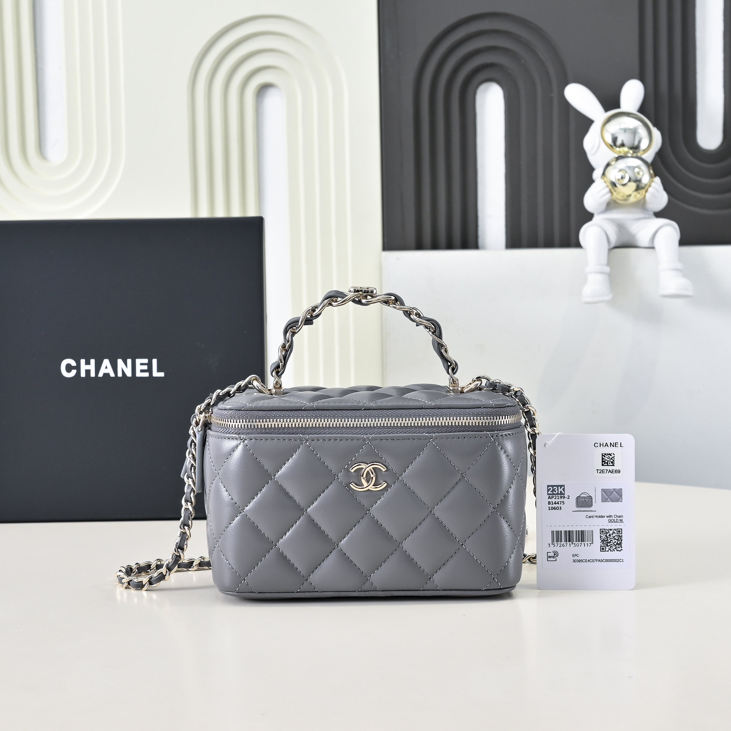🐬Chanel💦Bolso tipo caja con asa de cadena de 23K y asa en oro claro. Me gusta mucho este mango de caja. Tiene un logo…