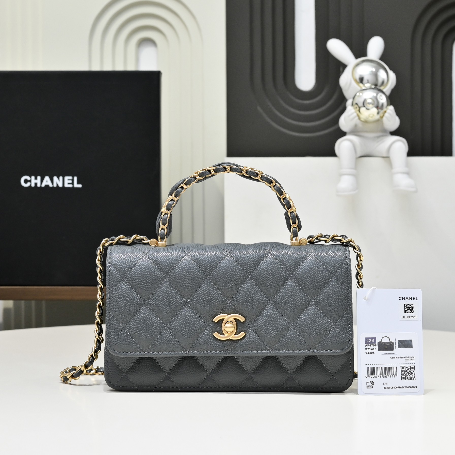 Bolso de acordeón de doble capa de piel de vaca de lichi con asa tejida con logotipo de Chanel 25B cc. La piel de vaca …