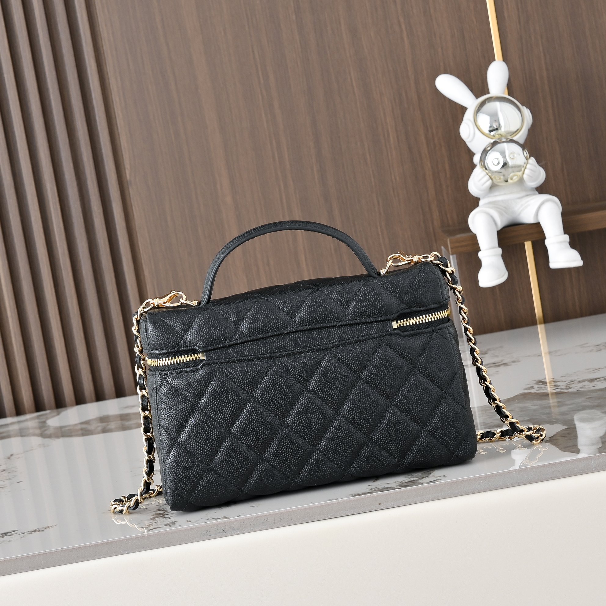 Chanel Style Leather Crossbody Bag style reference detail image 1 from source 776568