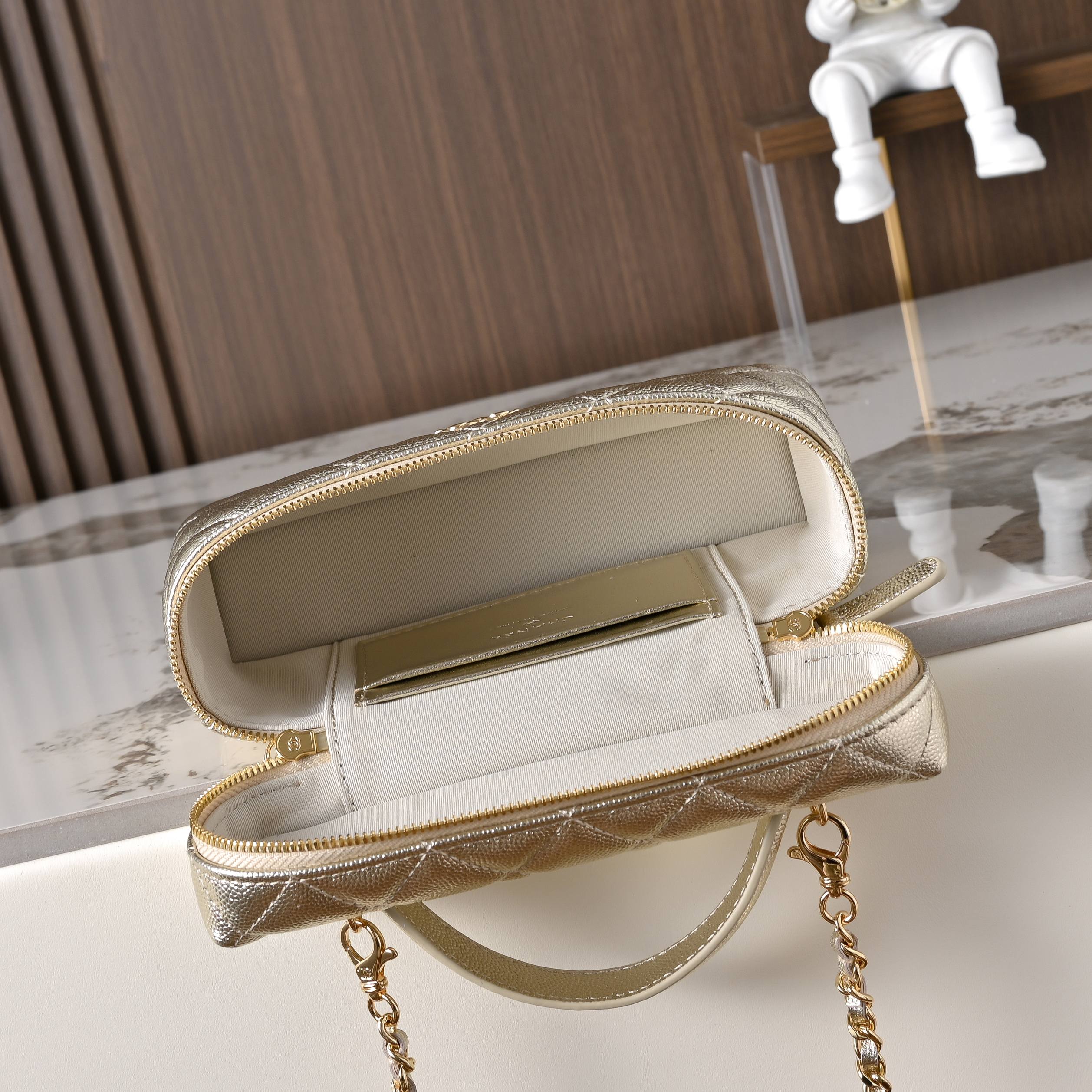 Chanel Style Crossbody Bag style reference detail image 6 from source 776510