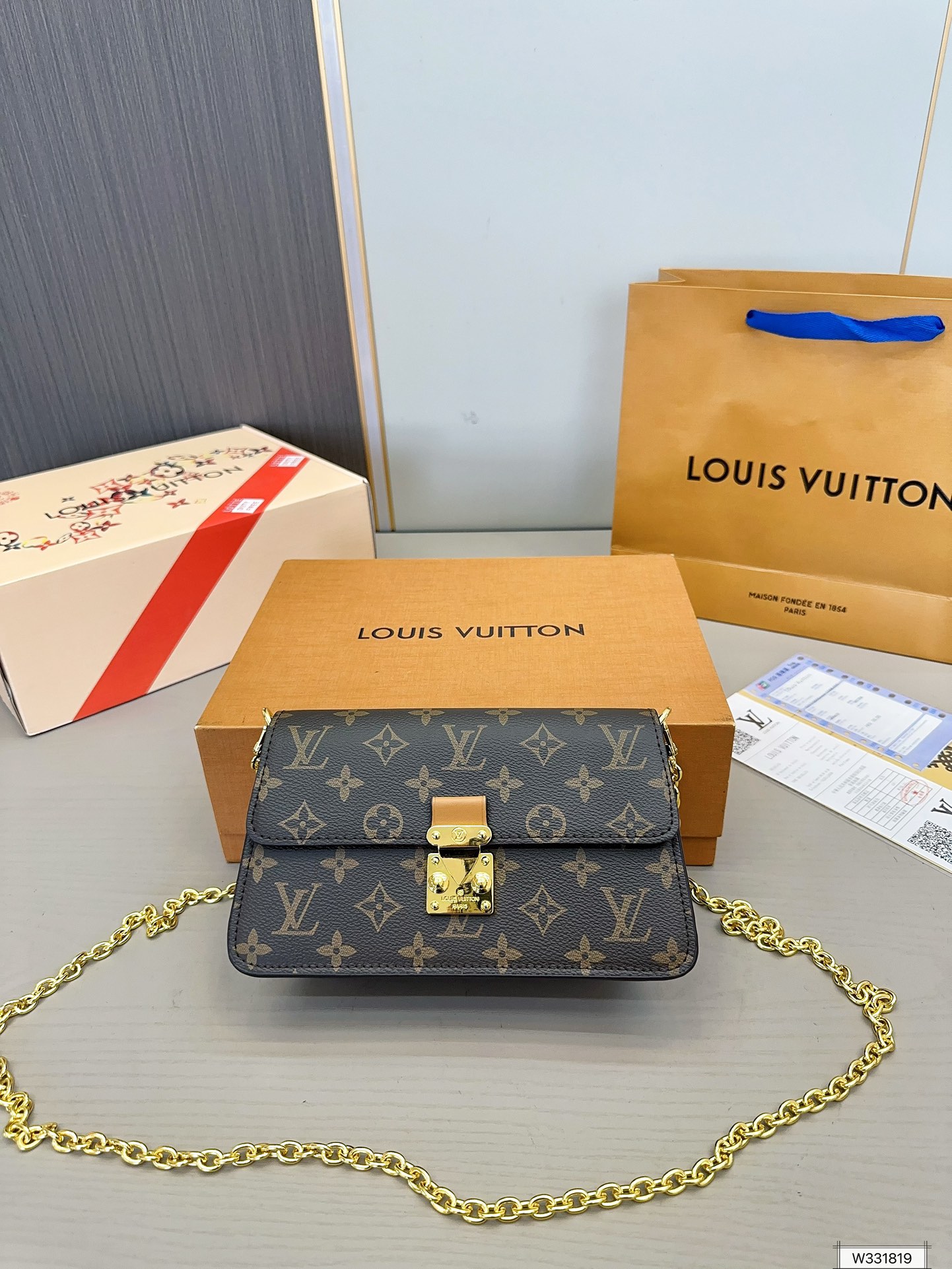 Louis Vuitton Impeccable
 Sacs À Bandoulière & À Épaule La chaîne