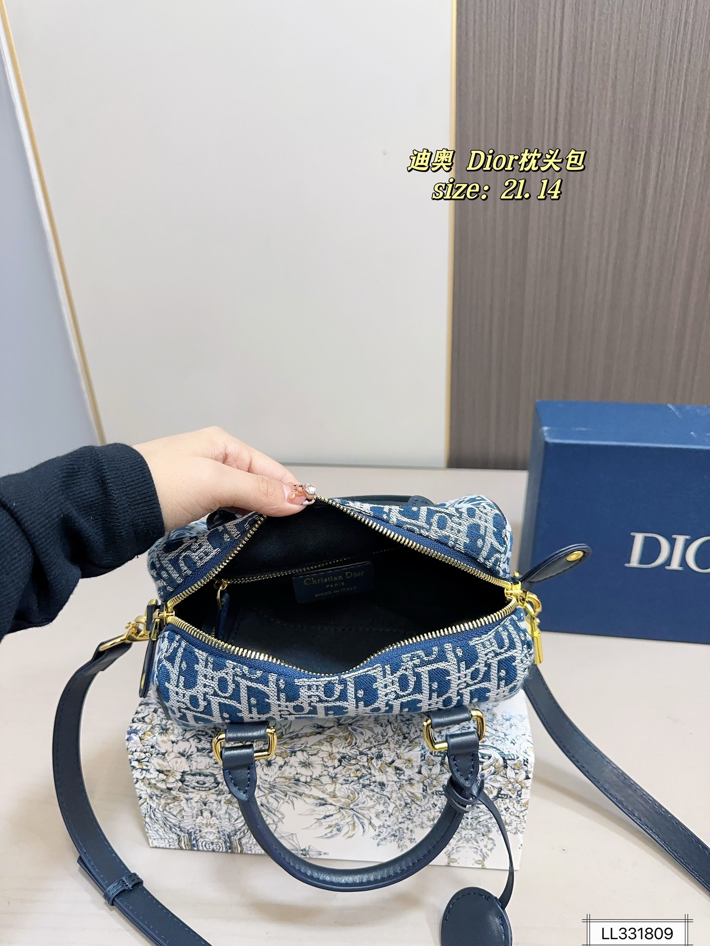 💰175 配盒子 迪奥枕头 这么好看的牛仔包，钢铁直女都得心动吧牛仔色是时尚界鼻祖，时尚达人的心头好枕头包大家都知道 能装，耐造~
最近最火热度最高的一定是dior groove当之无愧了吧! 推荐五颗日常出门容量绰绰有余!
尺寸：21 14 